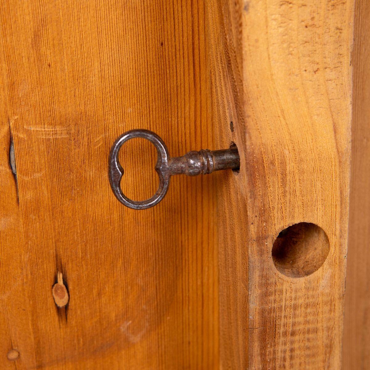 Tavolo inclinabile Regency con piano in pino e base dipinta di nero in vendita 5