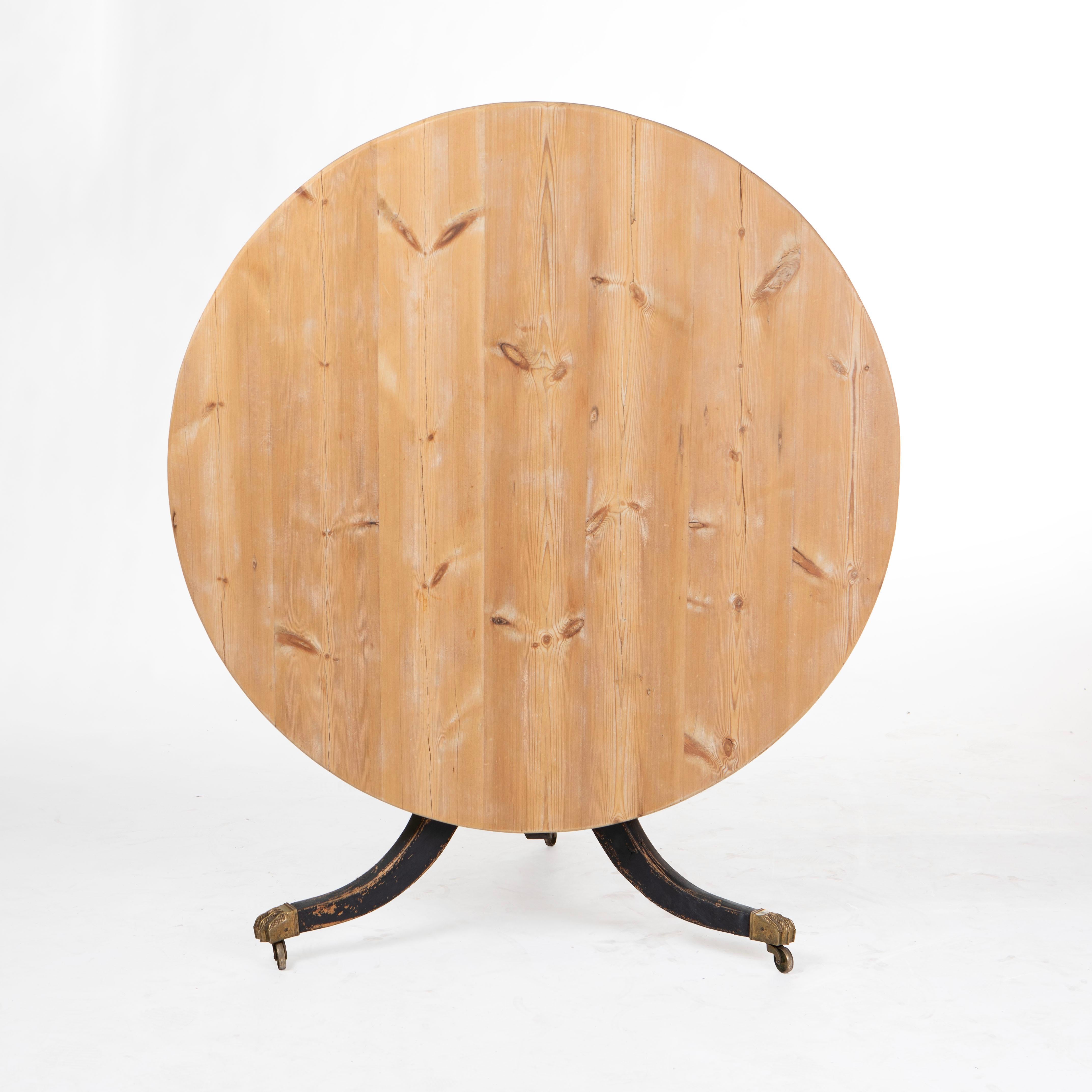 Tavolo inclinabile Regency con piano in pino e base dipinta di nero in vendita 6