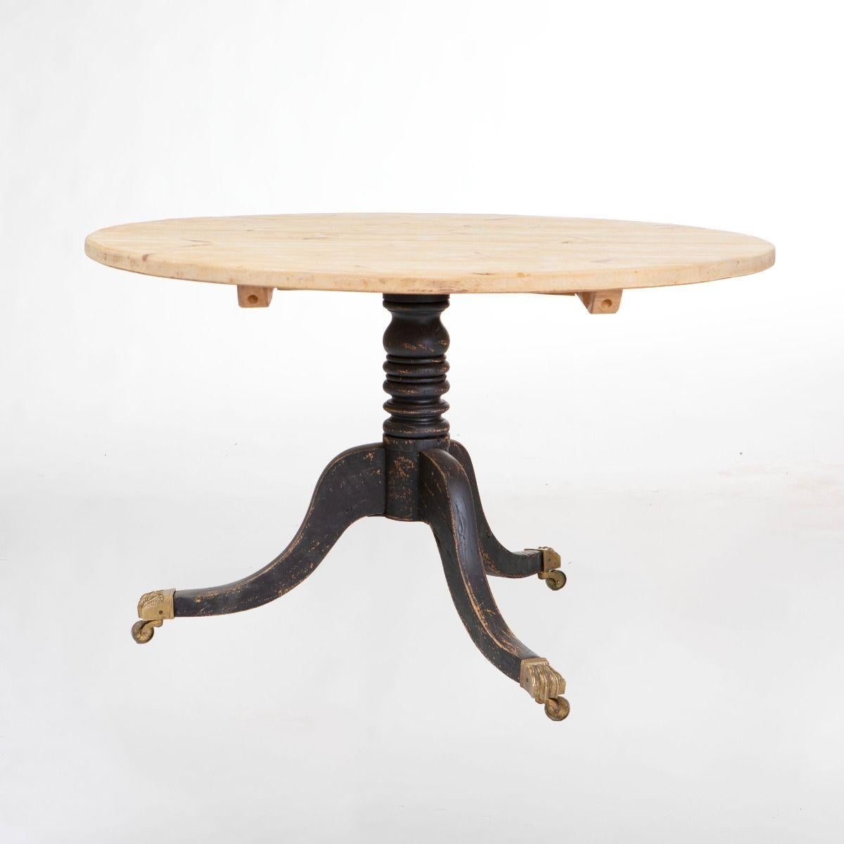 Inglese Tavolo inclinabile Regency con piano in pino e base dipinta di nero in vendita