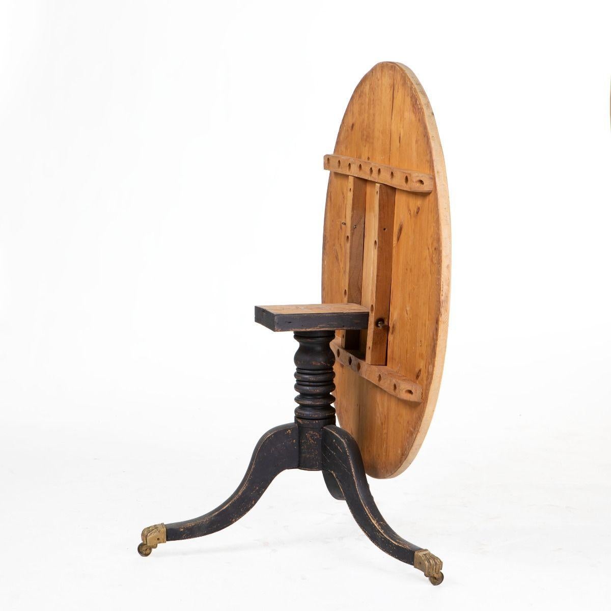 Tavolo inclinabile Regency con piano in pino e base dipinta di nero In condizioni buone in vendita a Kastrup, DK