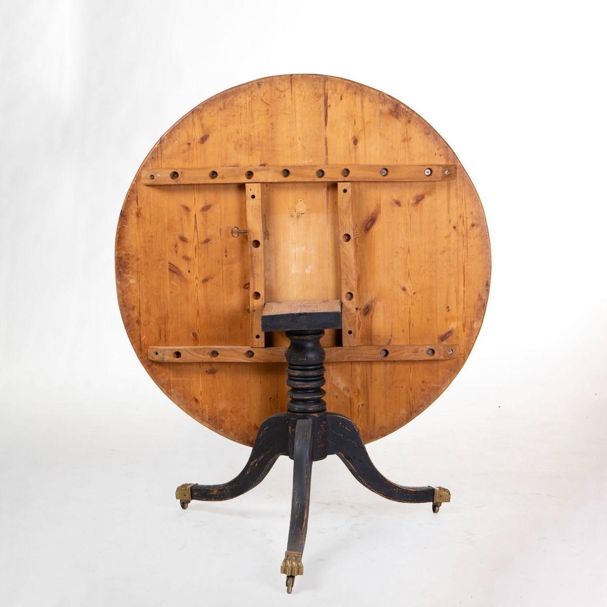 XIX secolo Tavolo inclinabile Regency con piano in pino e base dipinta di nero in vendita