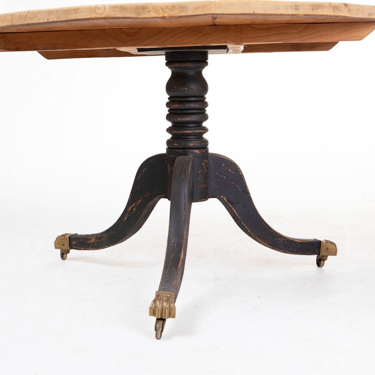 Ottone Tavolo inclinabile Regency con piano in pino e base dipinta di nero in vendita