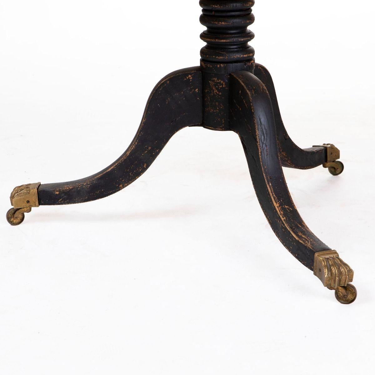 Tavolo inclinabile Regency con piano in pino e base dipinta di nero in vendita 1