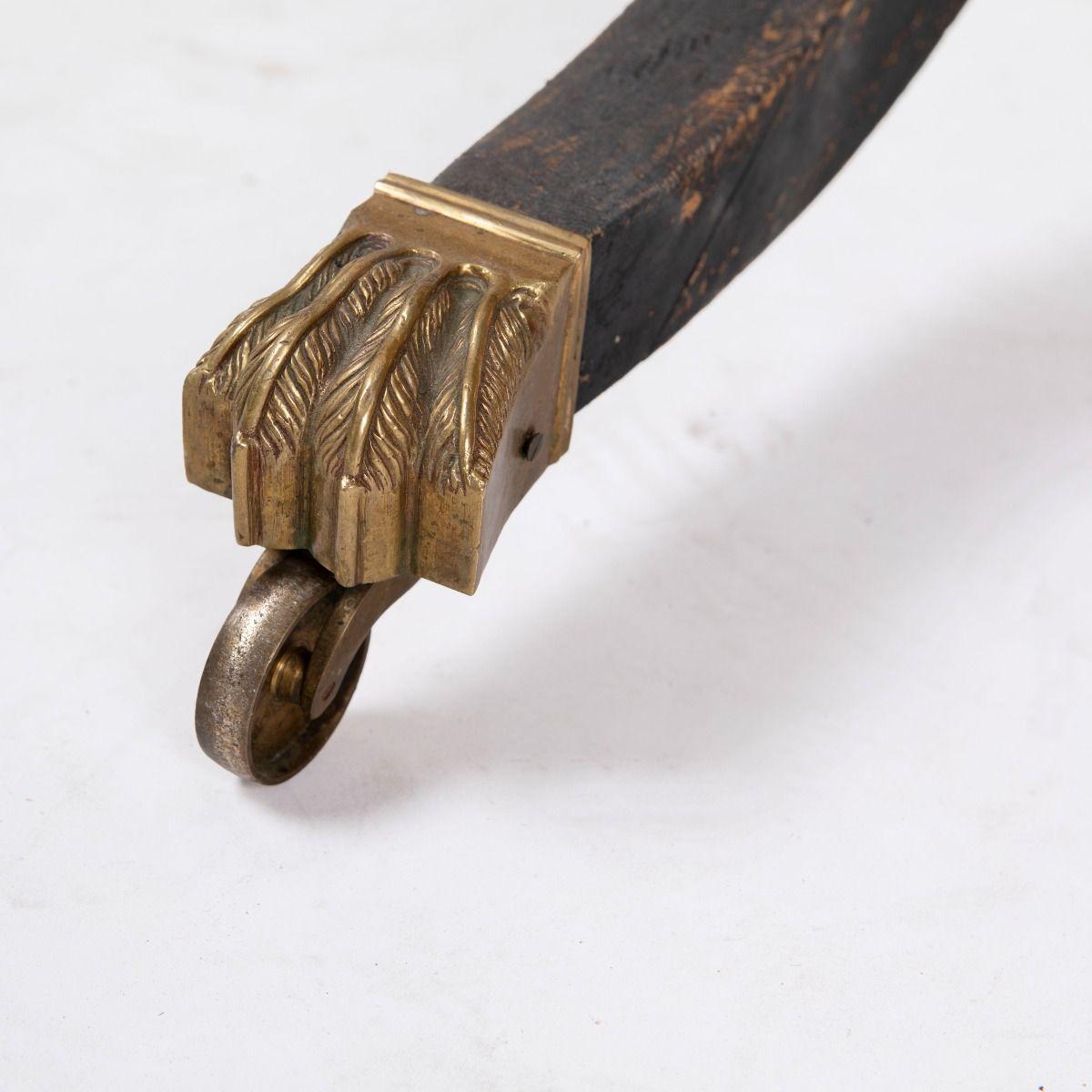 Tavolo inclinabile Regency con piano in pino e base dipinta di nero in vendita 2