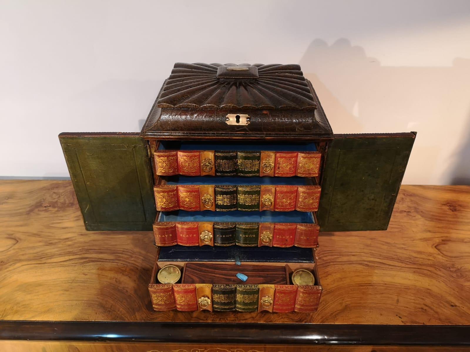 XIXe siècle Meuble de rangement de bureau de style Régence en cuir ouvragé en vente