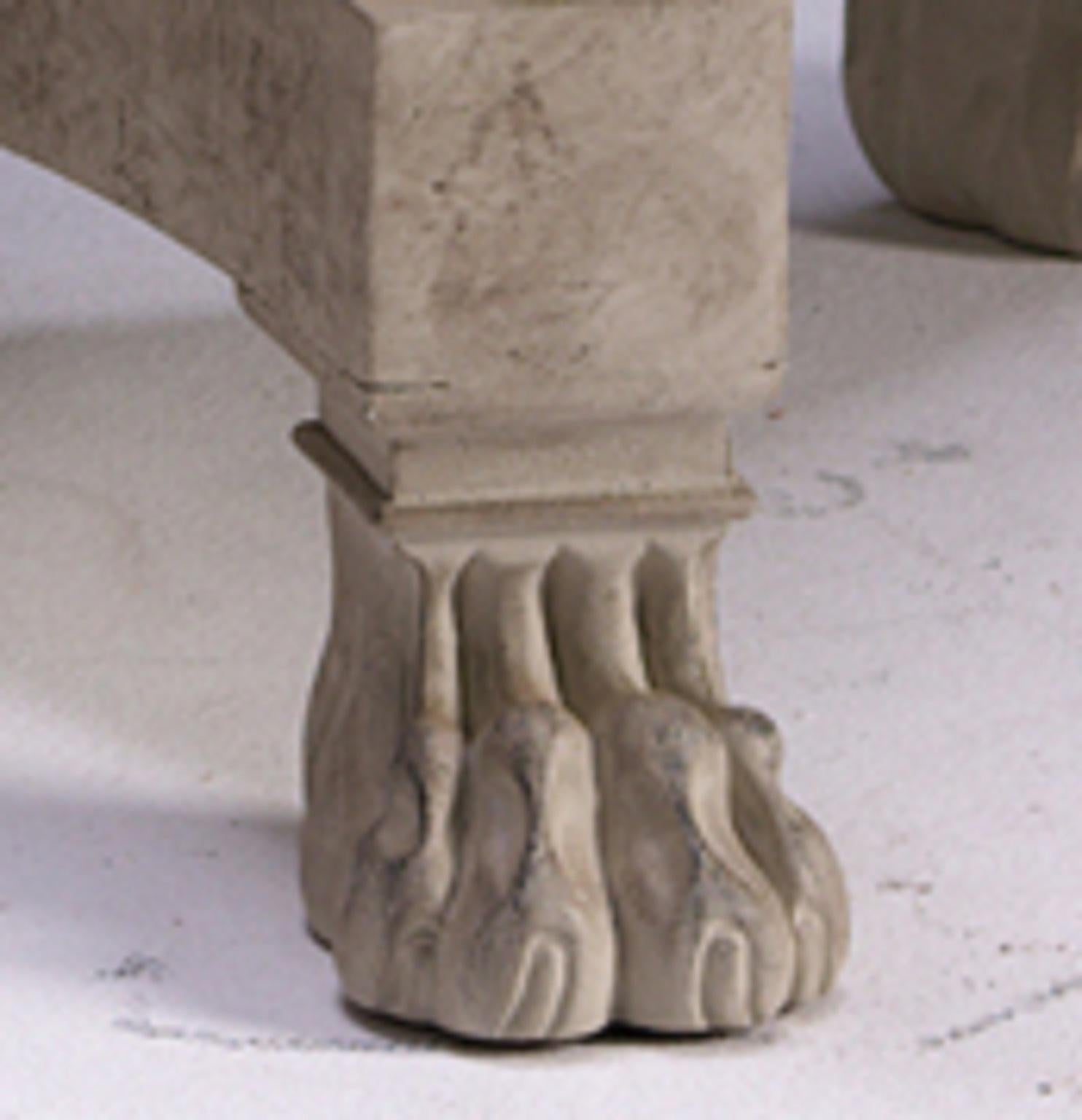 Una torchera a tre volute sormontata da marmo su una base triforme con piedi a zampa intagliati. Sono disponibili taglie su misura, adattamenti del design e finiture. Si prega di notare che attualmente lavoriamo con tempi di consegna di 30-36