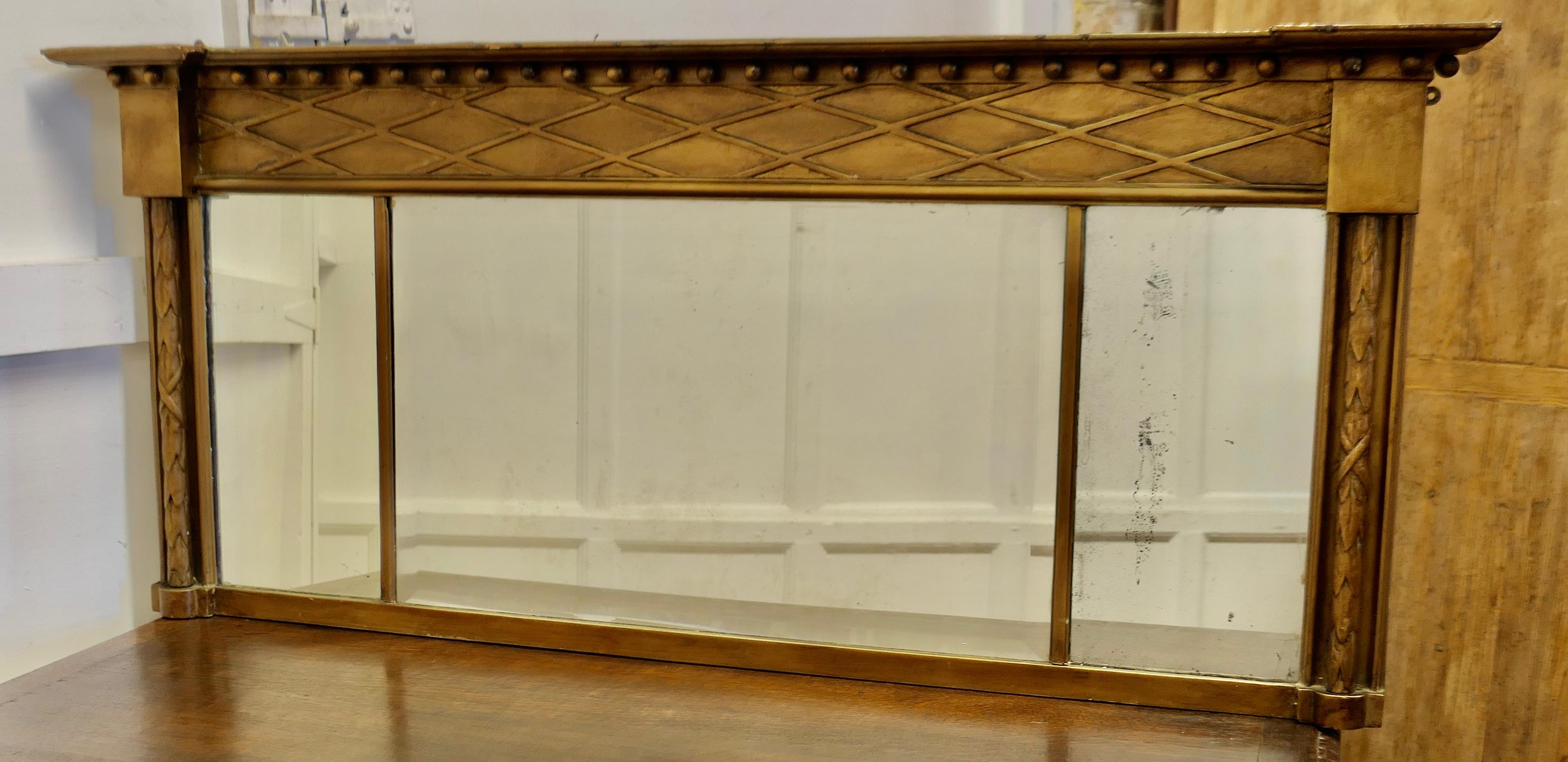 Regency Triple Platte vergoldet Spiegel oder über Mantel 

Der geschnitzte Regency-Rahmen hat eine rechteckige Form, mit Säulen an beiden Seiten und einem Gittermuster entlang der Oberseite,
Der Spiegel hat drei rechteckige Gläser, das Glas auf der