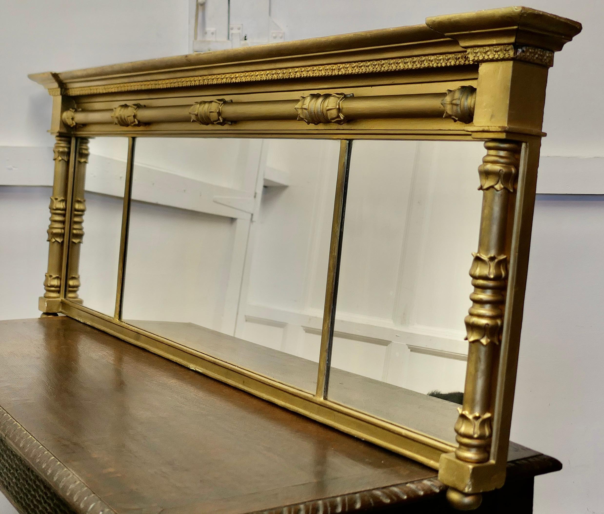 Regency Triple Platte vergoldet Spiegel oder über Mantel 

Der geschnitzte Regency-Rahmen hat eine rechteckige Form mit dekorativen Säulen an beiden Seiten und oben,
Der Spiegel hat drei rechteckige Gläser, die Age Darkened Gold Farbe auf dem Rahmen