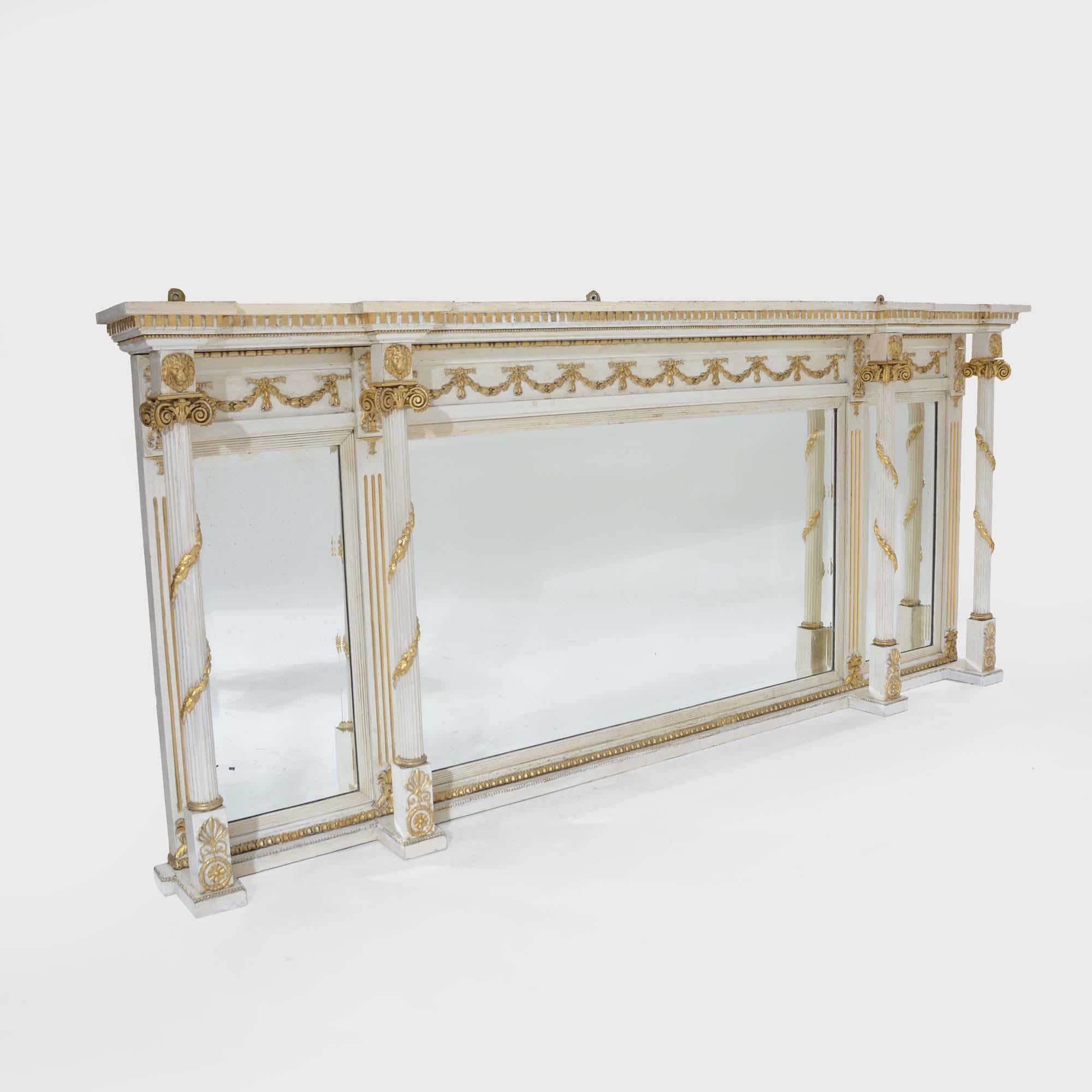 Stile Adam Specchio da tavolo Regency in trittico dipinto di bianco e dorato in vendita
