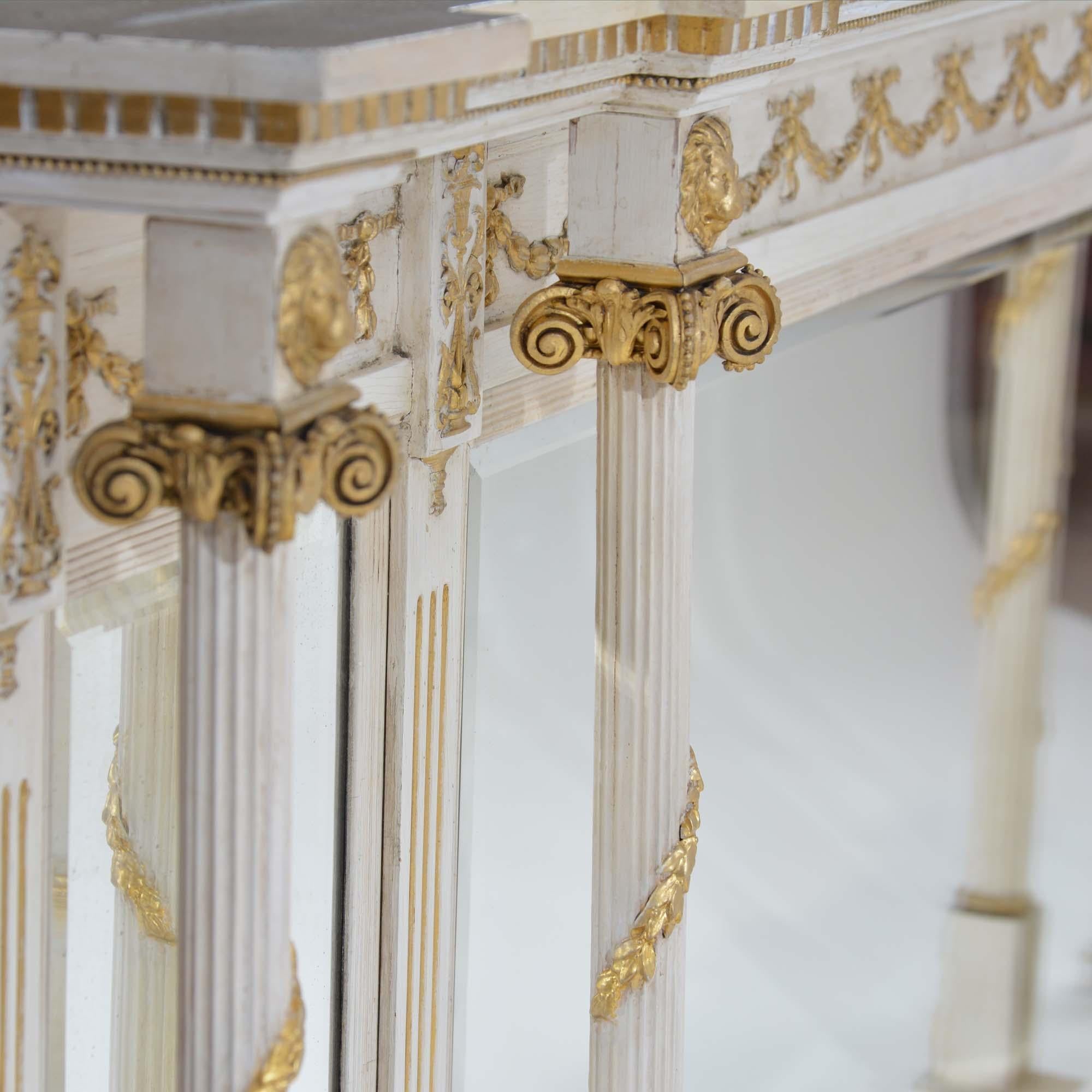 Inglese Specchio da tavolo Regency in trittico dipinto di bianco e dorato in vendita