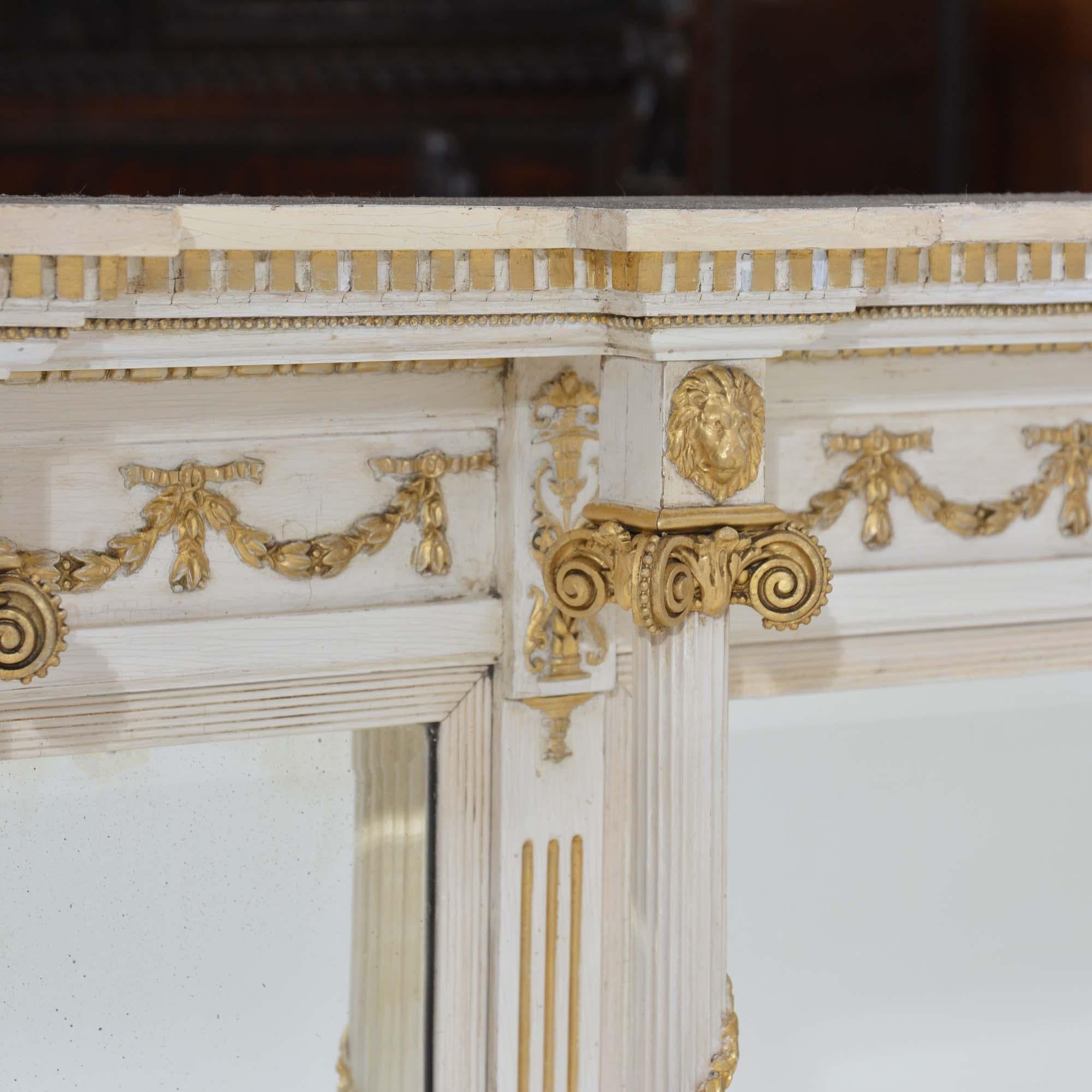 Vetro Specchio da tavolo Regency in trittico dipinto di bianco e dorato in vendita