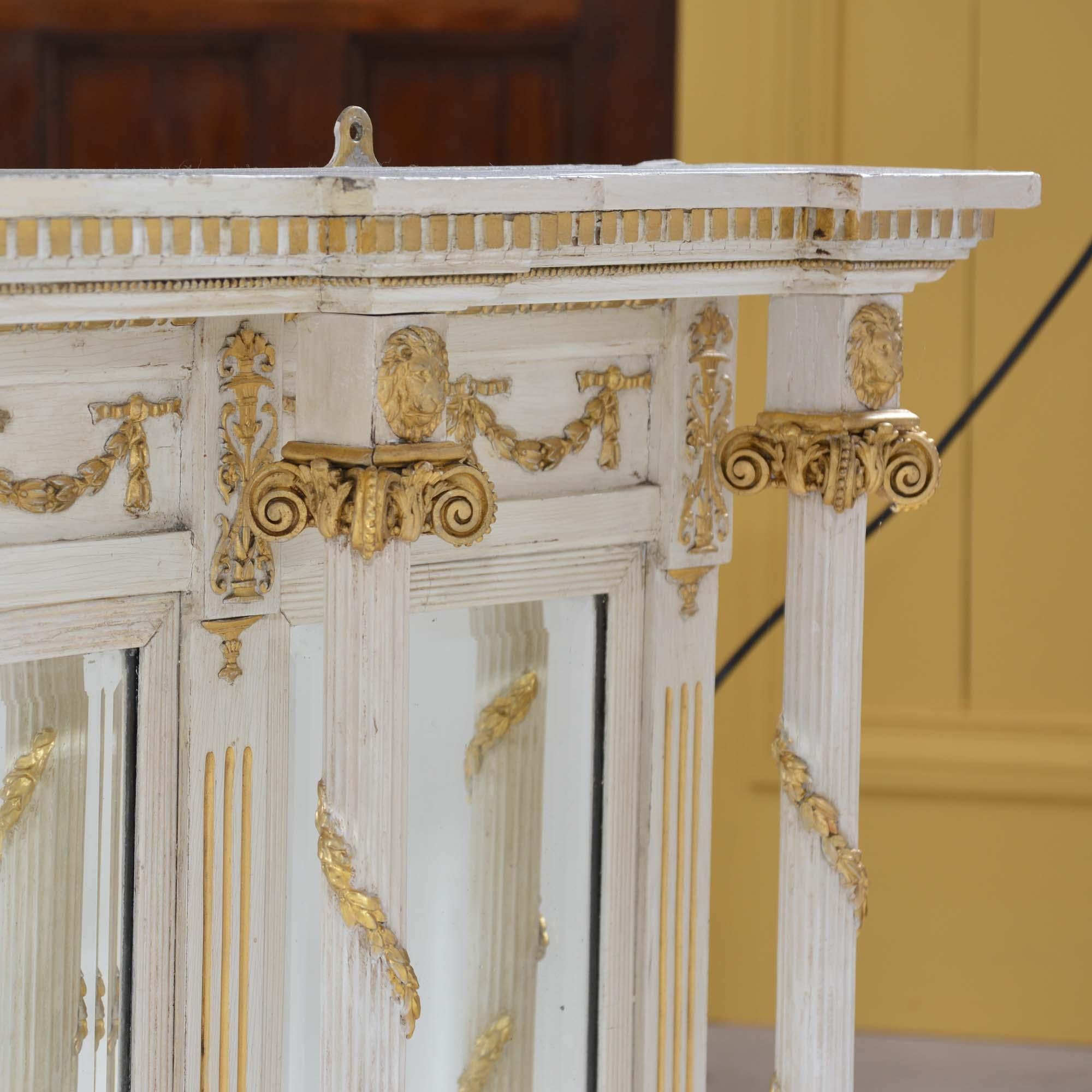 Specchio da tavolo Regency in trittico dipinto di bianco e dorato in vendita 1