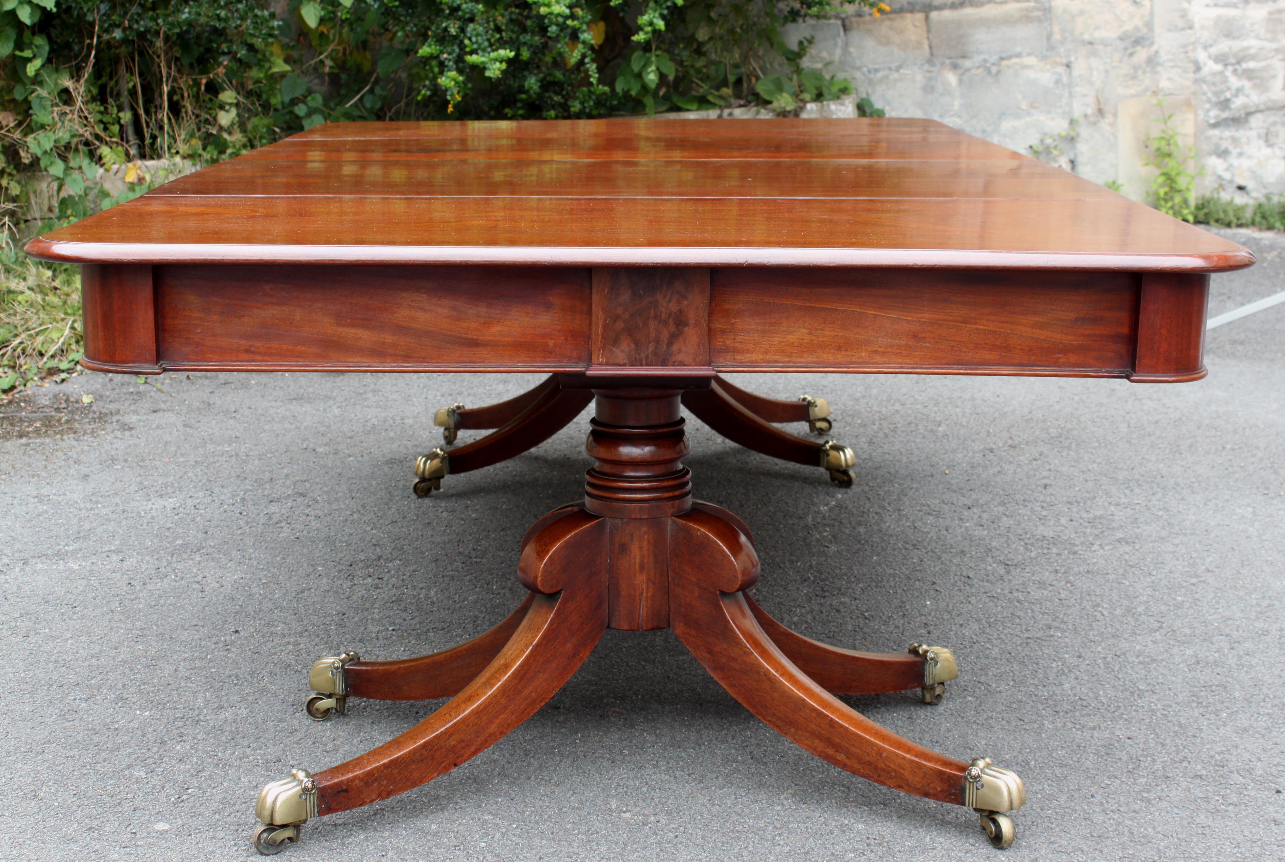 Regency Twin Pillar Dining Table In Good Condition For Sale In Bradford-on-Avon, Wiltshire