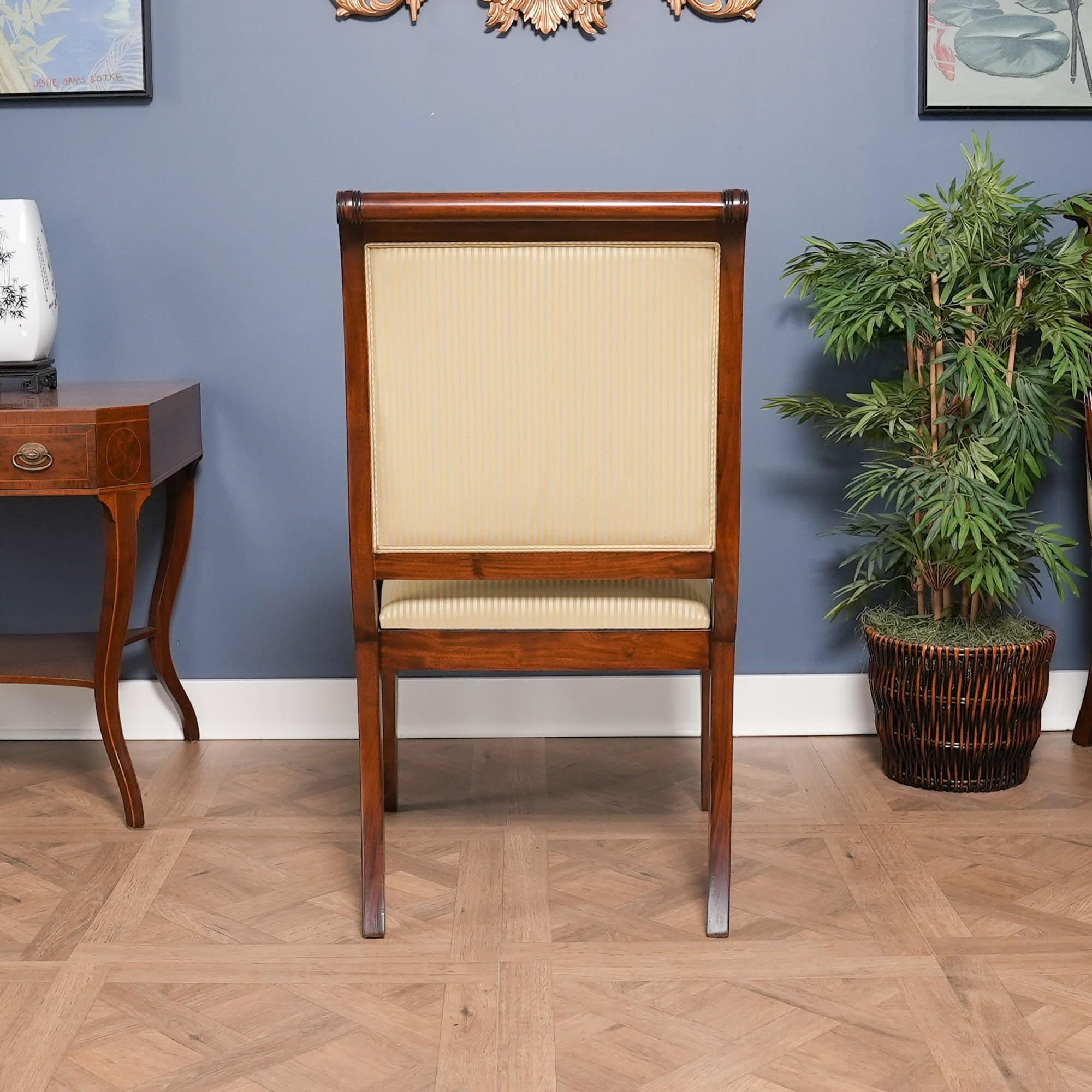 Questo set di 10 sedie imbottite Regency è completo di 2 poltrone e 8 sedie laterali. Il design super semplice delle sedie imbottite Regency è caratterizzato da linee ampie e dettagli finemente realizzati che rendono queste sedie di grande qualità