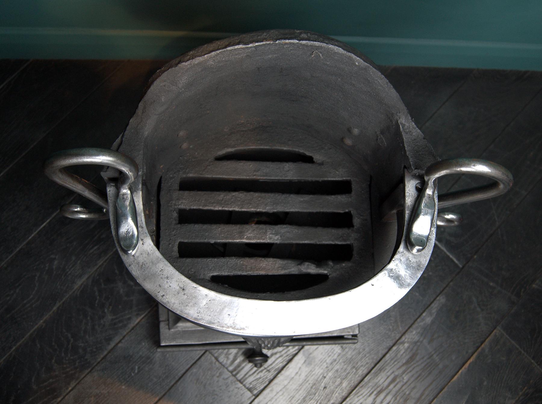 Moulage Regency Urn Fire Grate en vente