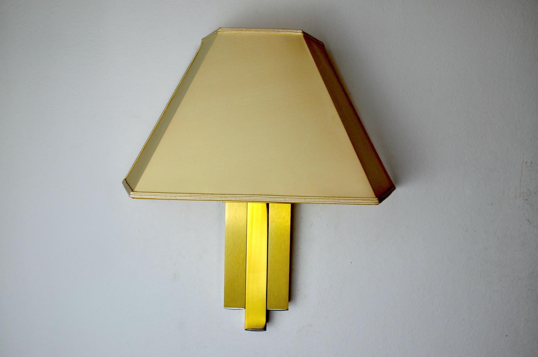 Superb and rare lumica wall lamp, design attributed to willy rizzo, produced in spain in the 1970s. Piece never used in perfect working order, small stain on the lampshade. Unique object that will illuminate wonderfully and bring a real design touch