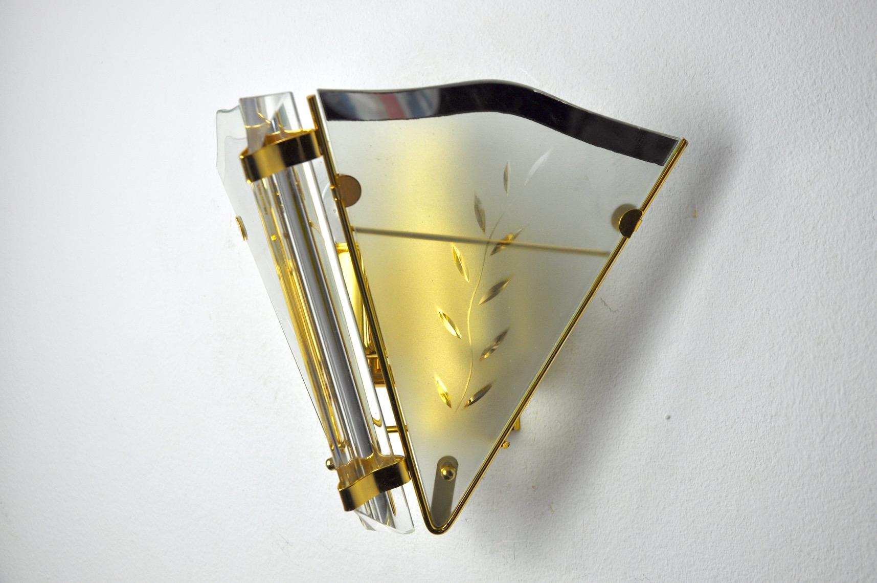 Very beautiful regency wall lamp produced in italy in the 80s. Engraved glass and gilded metal structure. Unique object that will illuminate wonderfully and bring a real design touch to your interior. Electricity checked, mark of time relating to