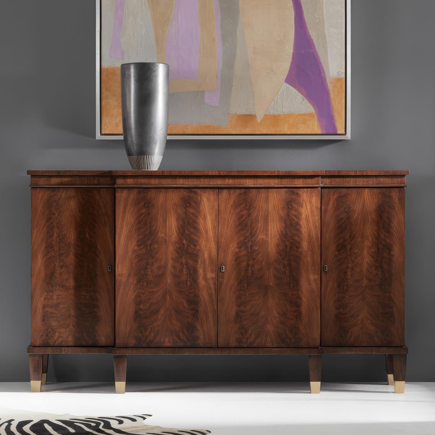 La credenza mette in mostra la bellezza naturale del noce figurato strofinato a mano in una classica forma a spacco. L'impiallacciatura, sapientemente abbinata, crea un motivo classico su tutte e quattro le ante che riflette gli elementi