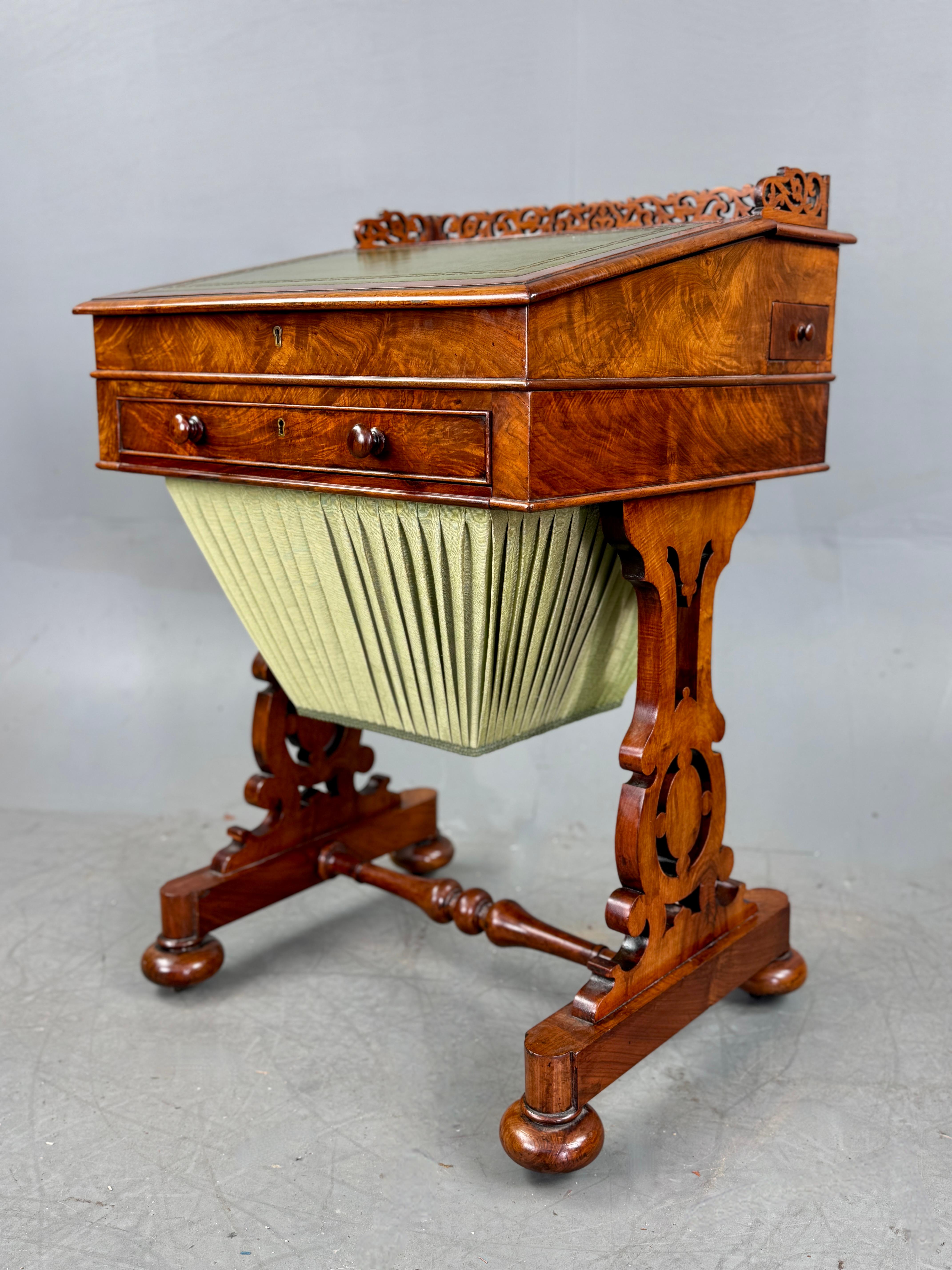 Fine quality early Regeny  walnut Davenport circa 1830.
The Davenport has a fantastic grain and colour with a fine quality hand colour leather insert .with an ornate open fret work gallery . The lift up top reveals a row of three satinwood drawers