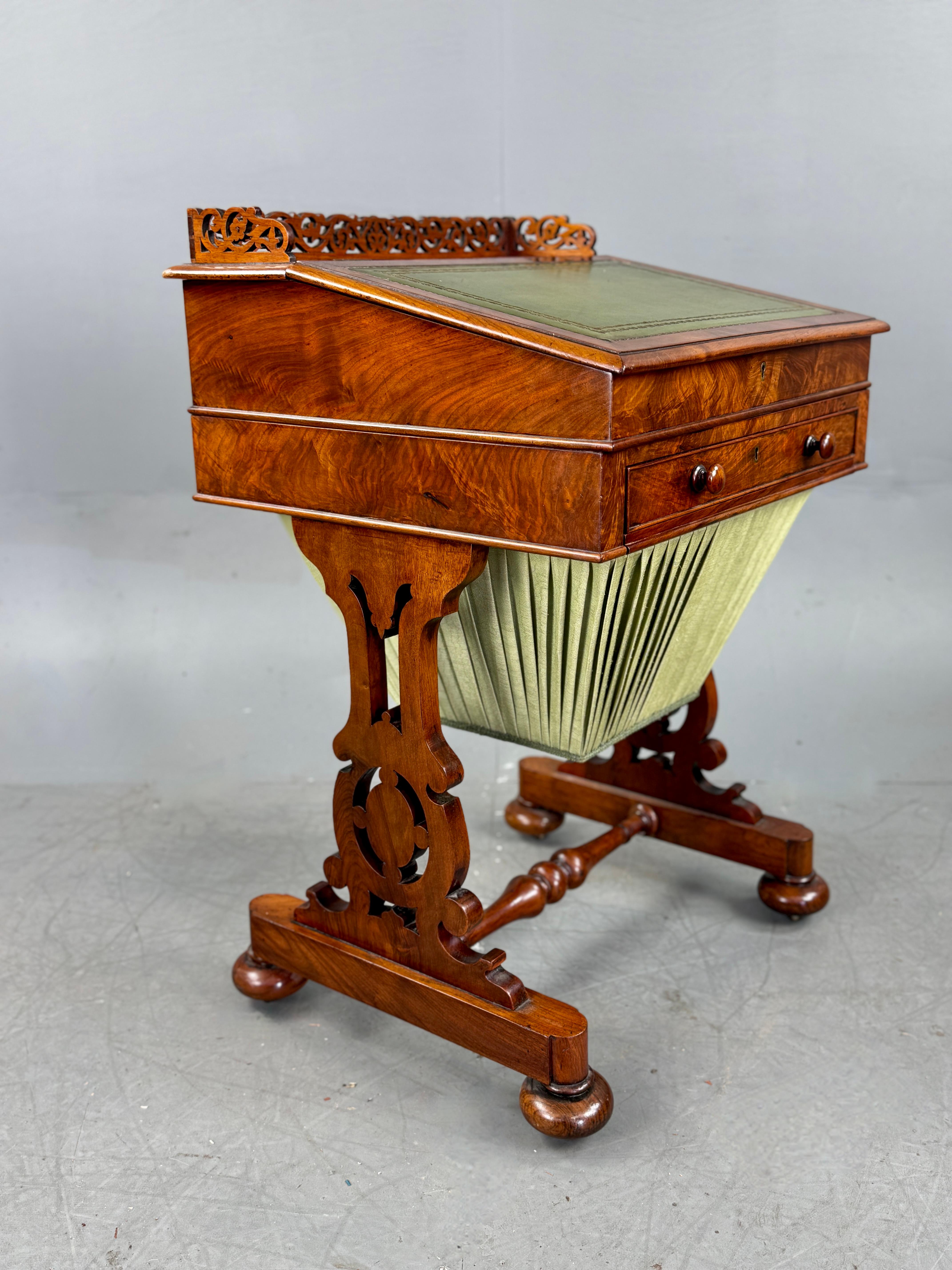Regency walnut Davenport writing desk In Good Condition In Chelmsford, GB