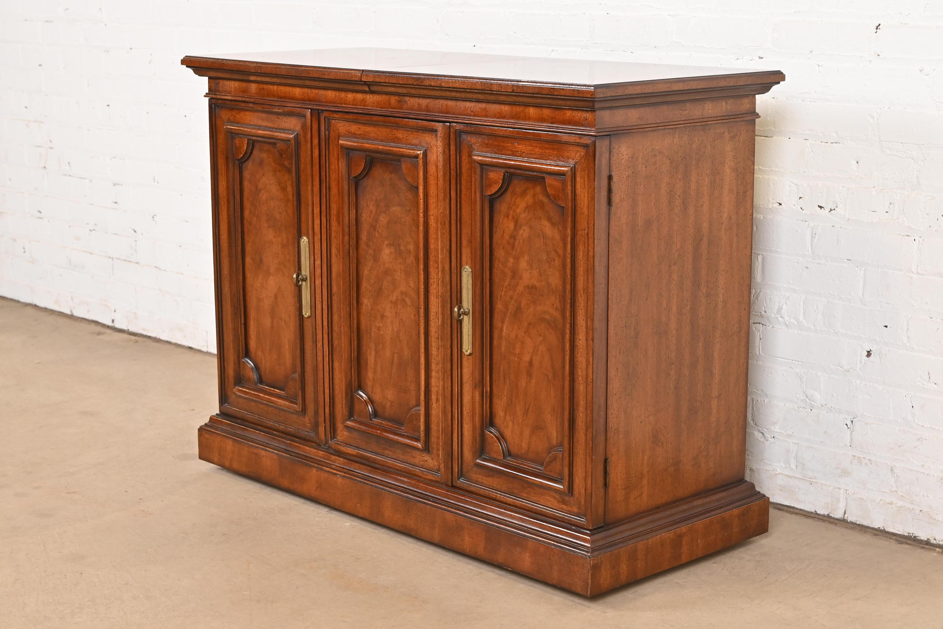 A beautiful Regency style expanding top buffet server or bar cabinet

By Mount Airy Furniture Co.

USA, Circa 1980s

Gorgeous carved walnut, with original brass hardware.

Measures: 41.5