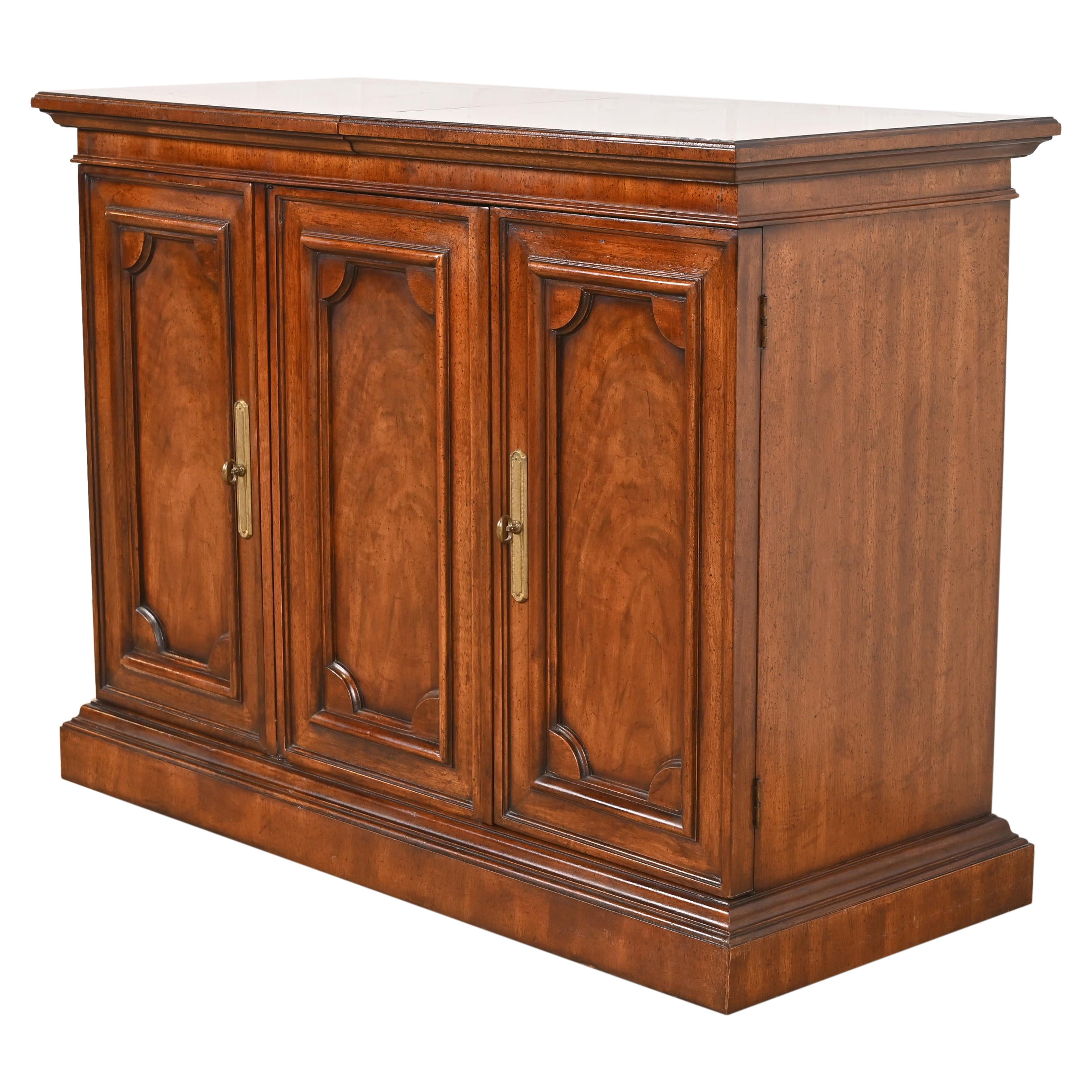 Buffet ou armoire de bar à plateau extensible en noyer Regency par Mount Airy en vente