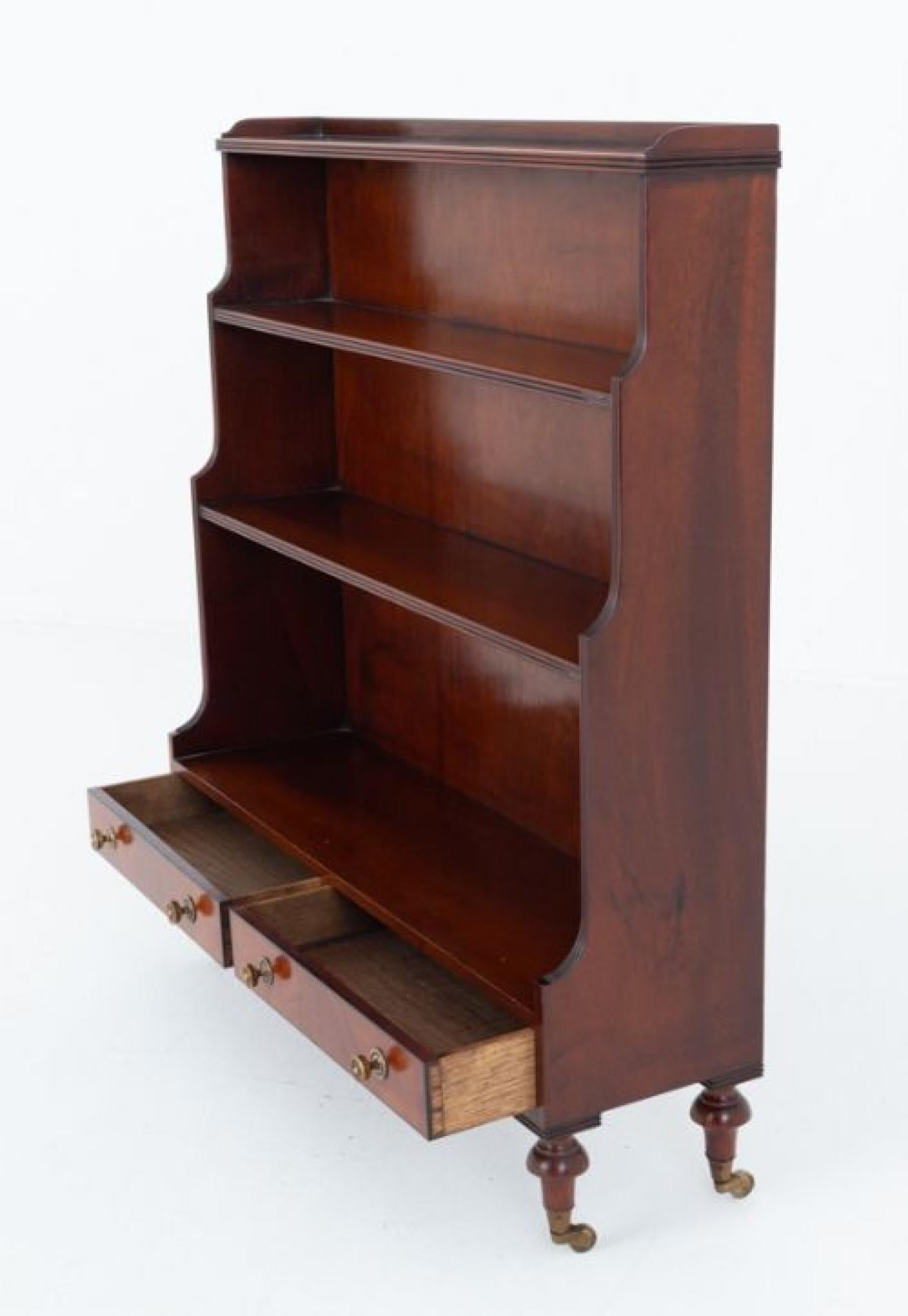 Regency Revival Mahagoni Wasserfall offenes Bücherregal
CIRCA 1900
Dieses Bücherregal steht auf gedrechselten Füßen mit Messingrollen
Mit 2 Schubladen aus Eichenholz mit Intarsien aus Ebenholz
Das Bücherregal mit 3 festen Einlegeböden und einer
