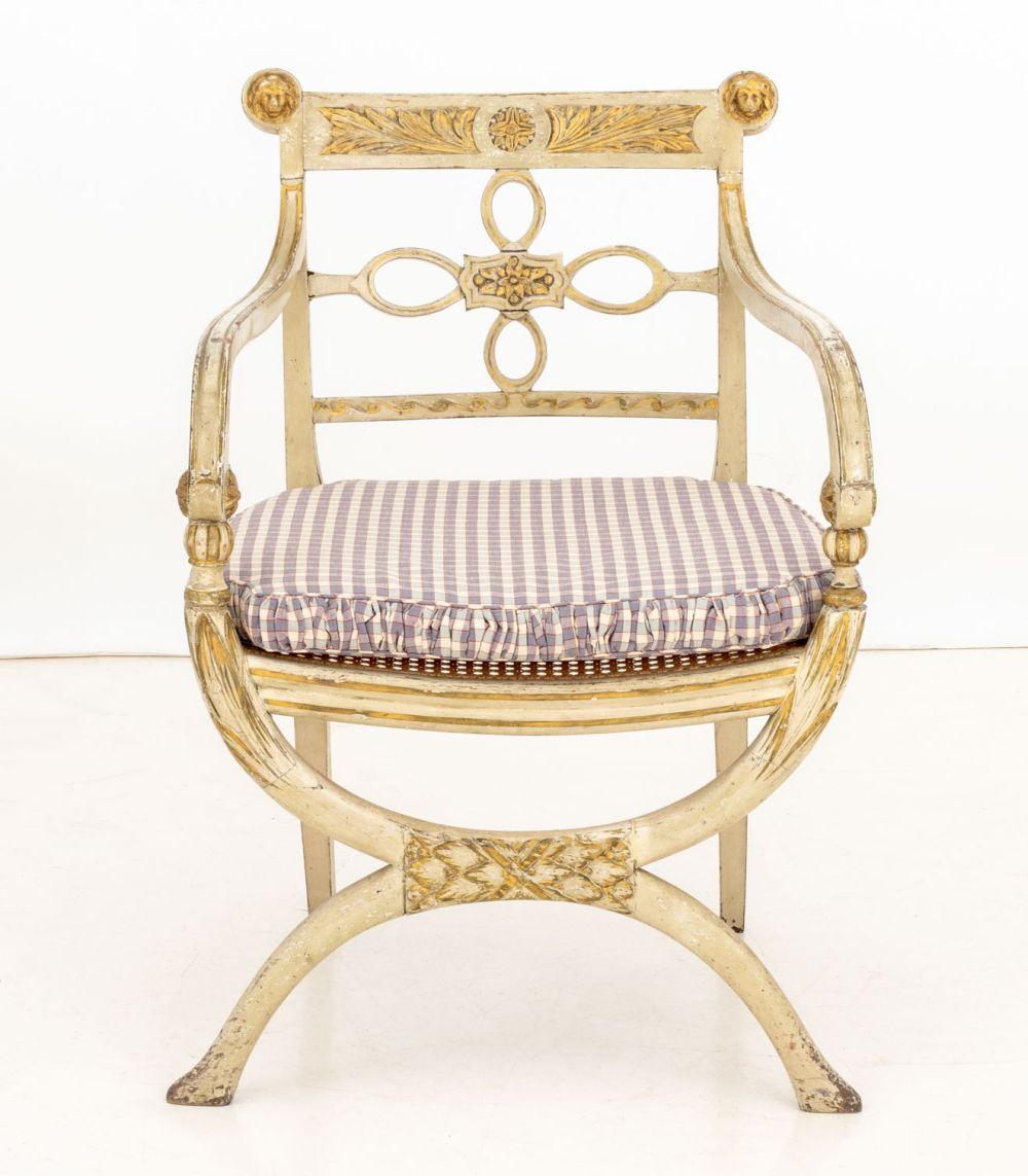 Fauteuil à accoudoirs de style Régence, peint en blanc et doré, avec coussin d'assise à carreaux. 
32,5