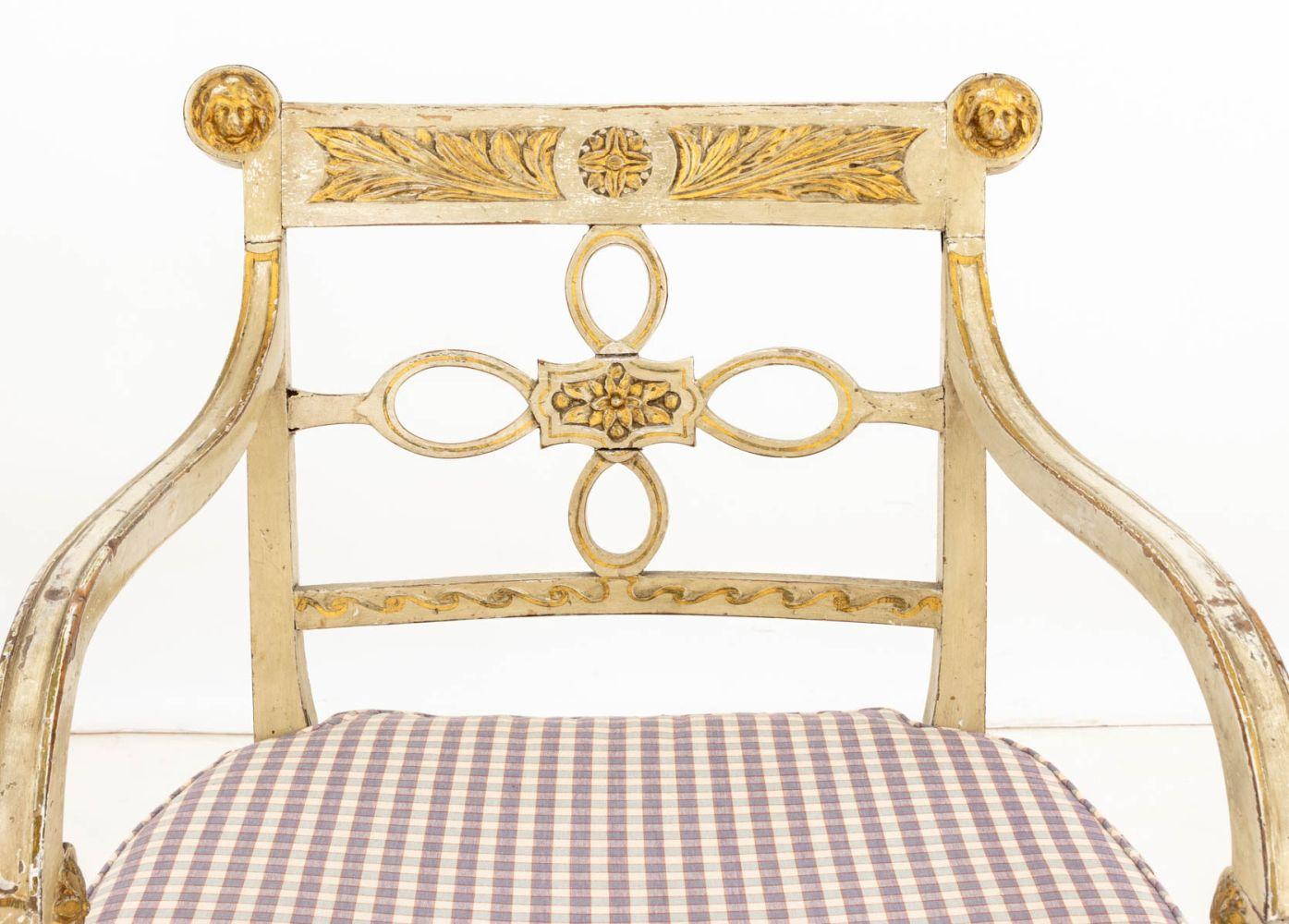 Regency Fauteuil canné de style Régence peint en blanc et doré en vente