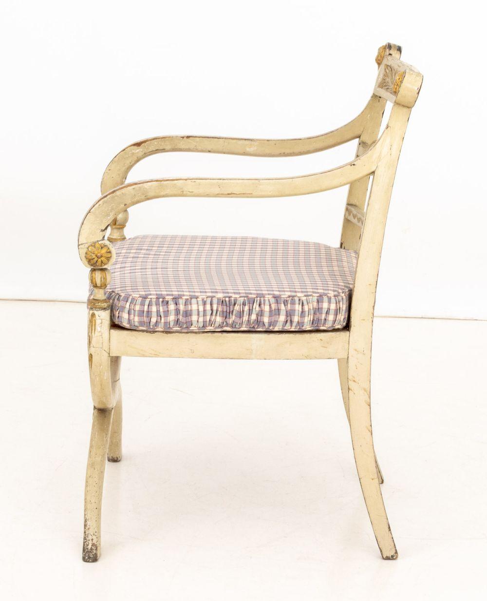 Britannique Fauteuil canné de style Régence peint en blanc et doré en vente