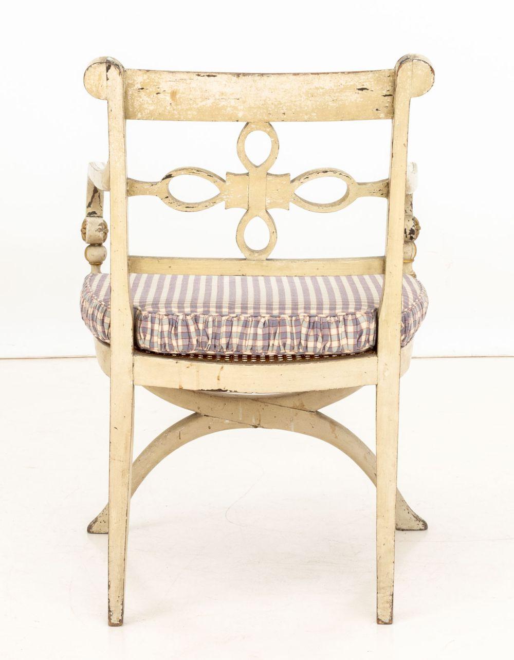 Vannerie Fauteuil canné de style Régence peint en blanc et doré en vente