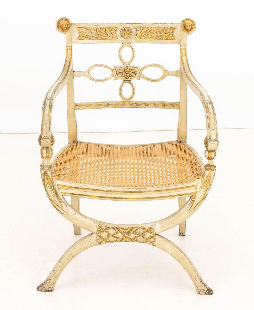 Fauteuil canné de style Régence peint en blanc et doré Bon état - En vente à Astoria, NY