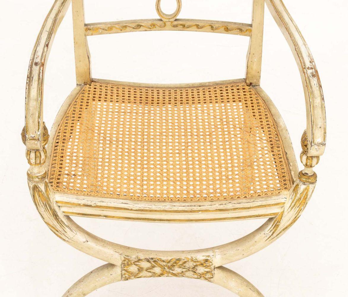 XIXe siècle Fauteuil canné de style Régence peint en blanc et doré en vente