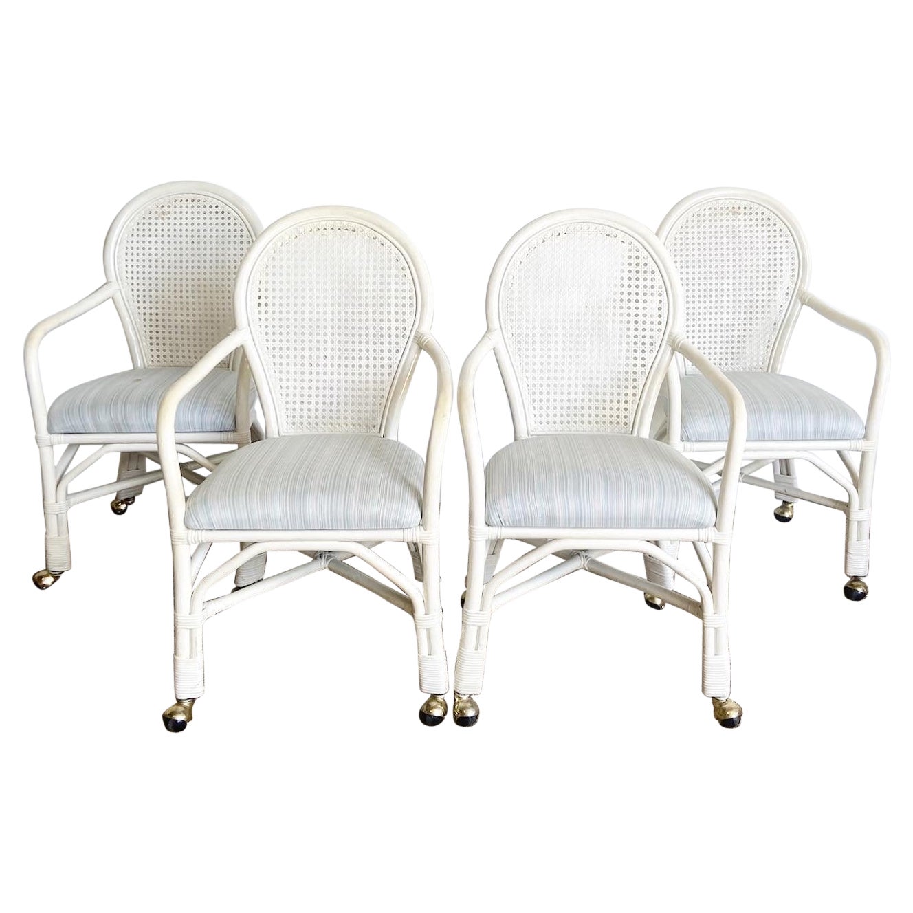 Chaises de salle à manger Regency en rotin et bambou à dossier canné blanc sur roulettes - Lot de 4 en vente