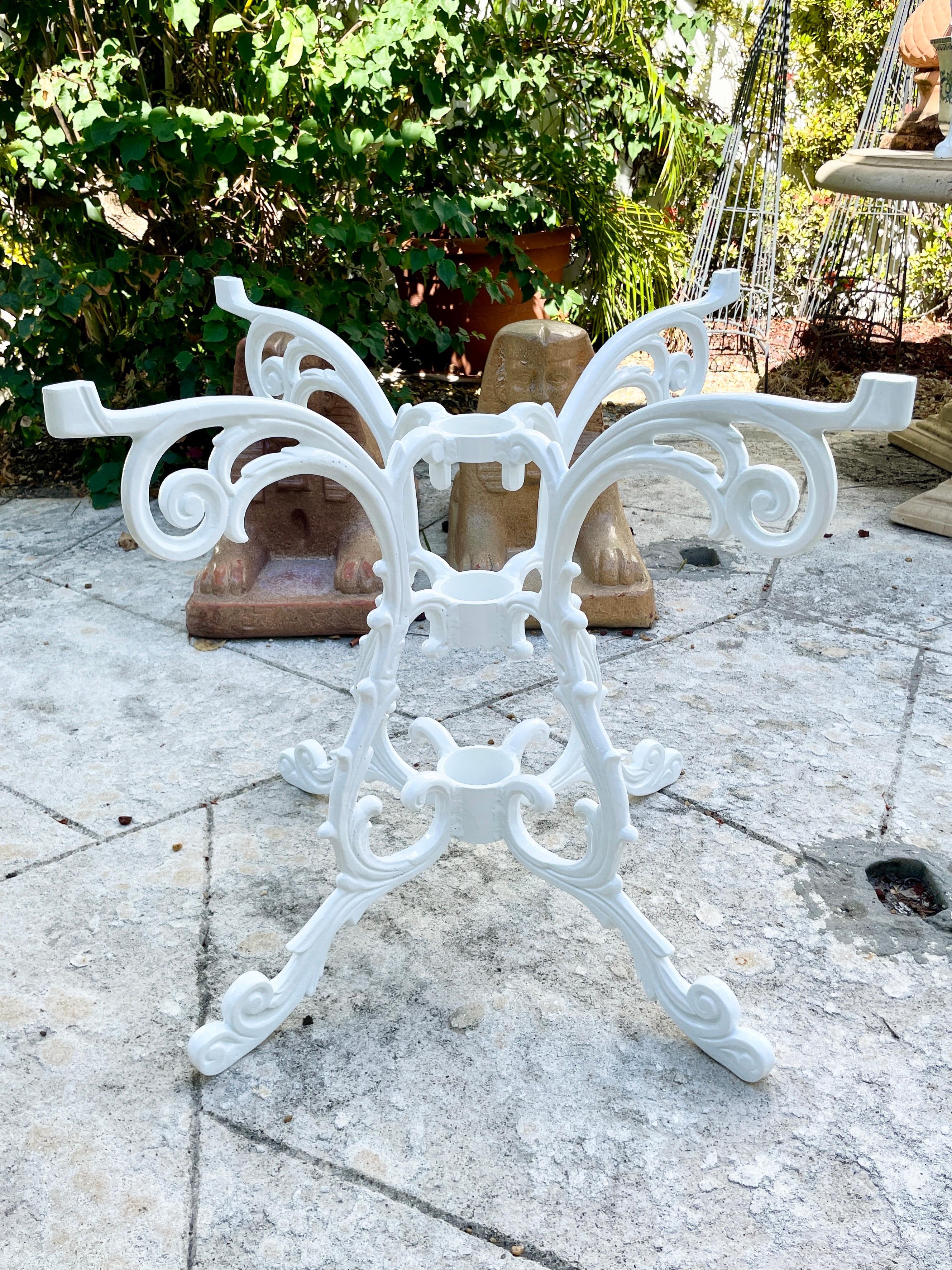 Regency White Patio Table Base In Good Condition In Los Angeles, CA