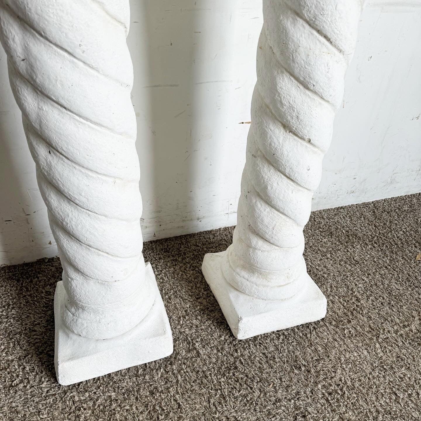 Fine XX secolo Piedistalli a colonna in gesso bianco Regency - una coppia in vendita