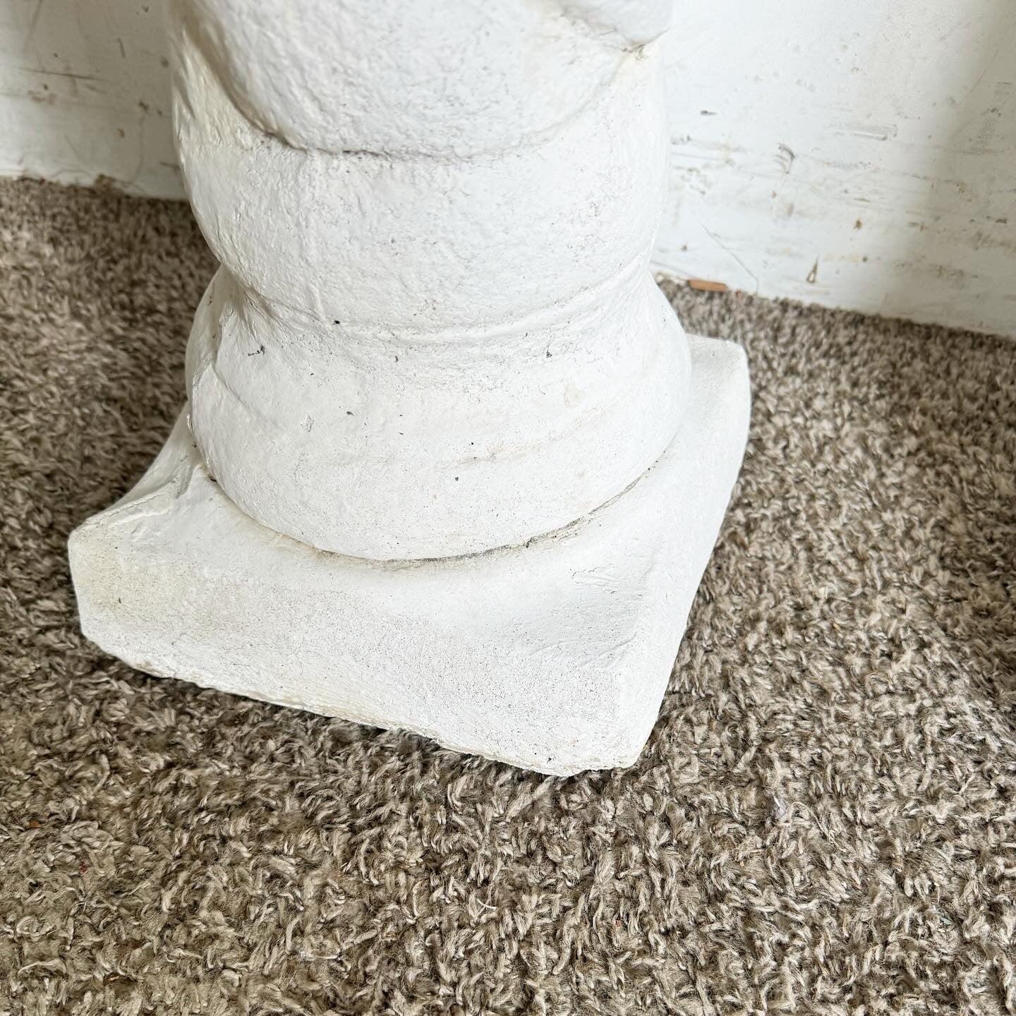 Intonaco Piedistalli a colonna in gesso bianco Regency - una coppia in vendita
