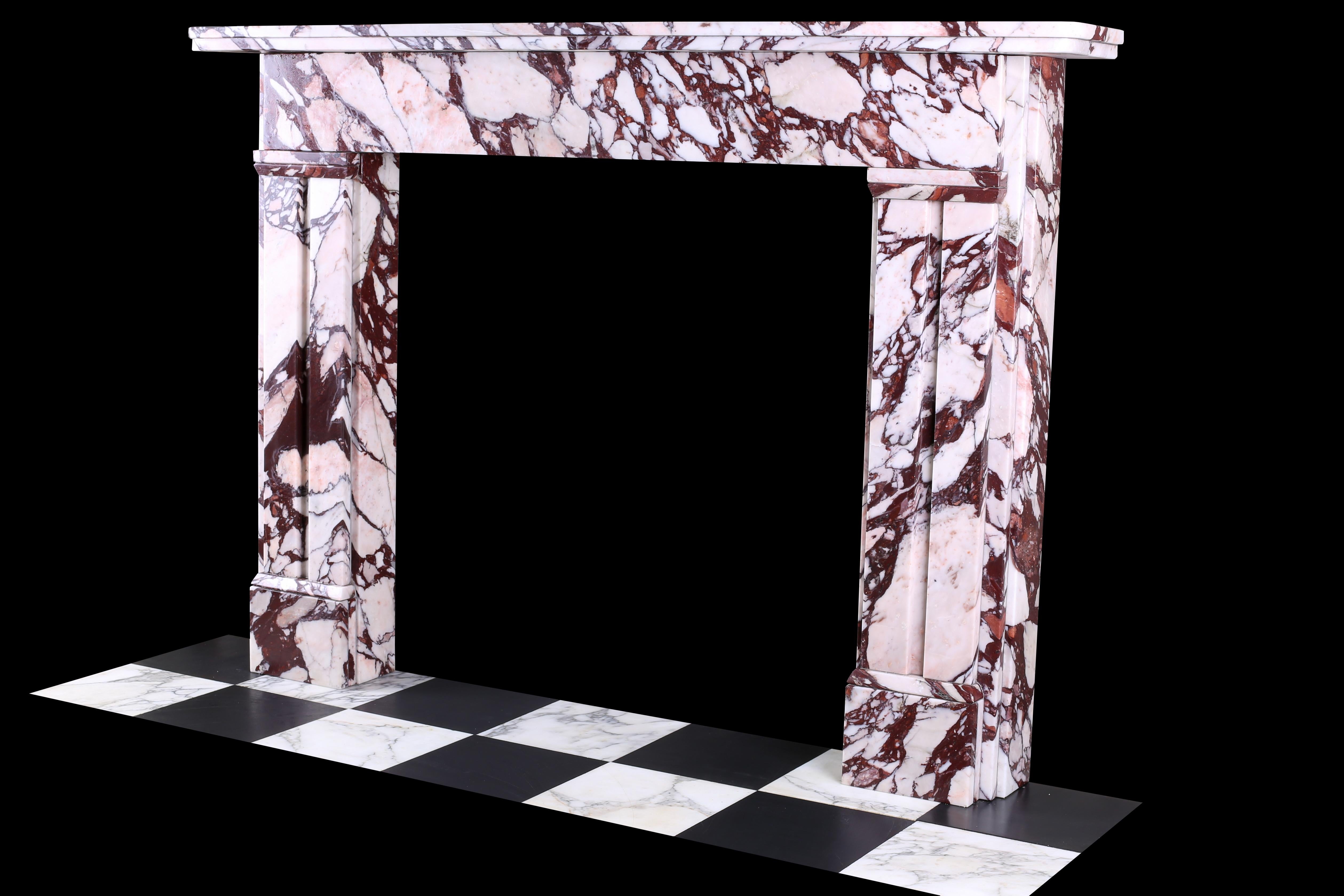 Sculpté à la main Cheminée Regency William IV en marbre italien Brescia Violette en vente