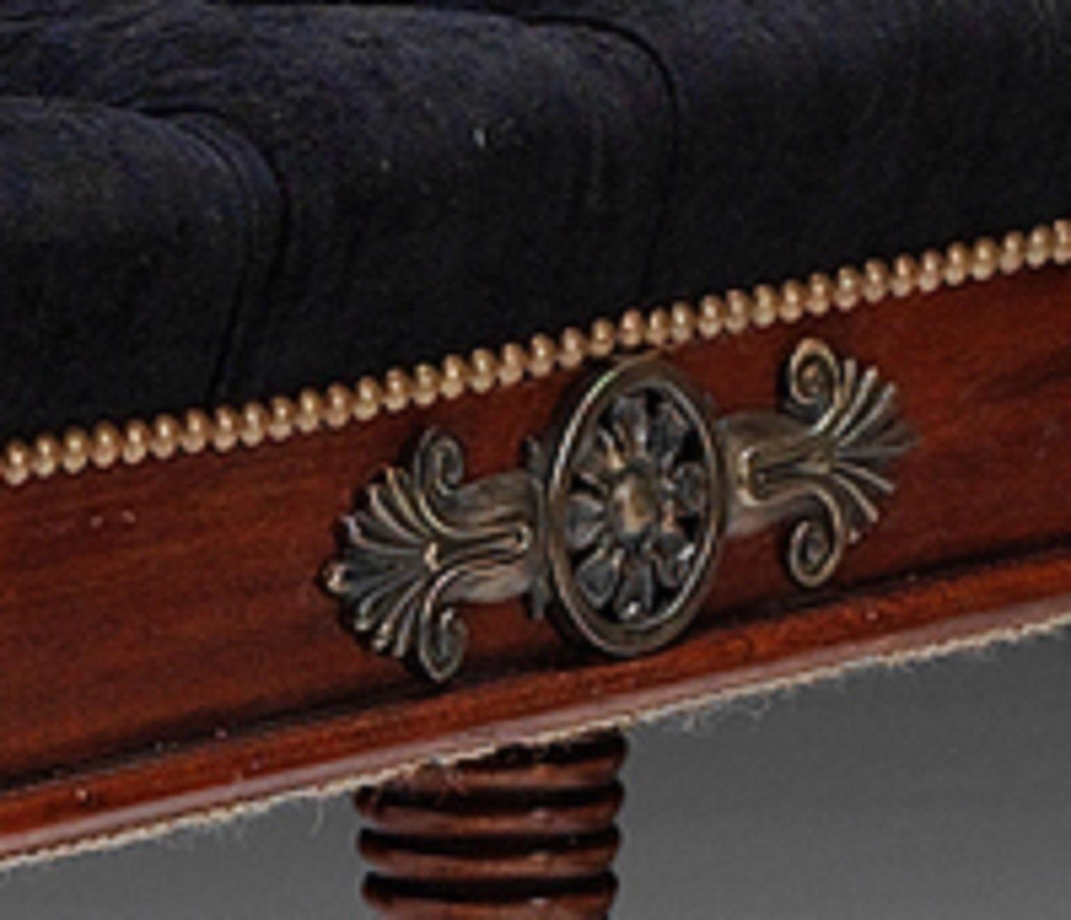 Siège de fenêtre Regency en acajou tourné et laiton monté sur des roulettes allongées en laiton. Le revêtement doit être réalisé dans le matériau du client. Possibilité d'adaptation de la taille, du design et de la finition sur mesure. Veuillez