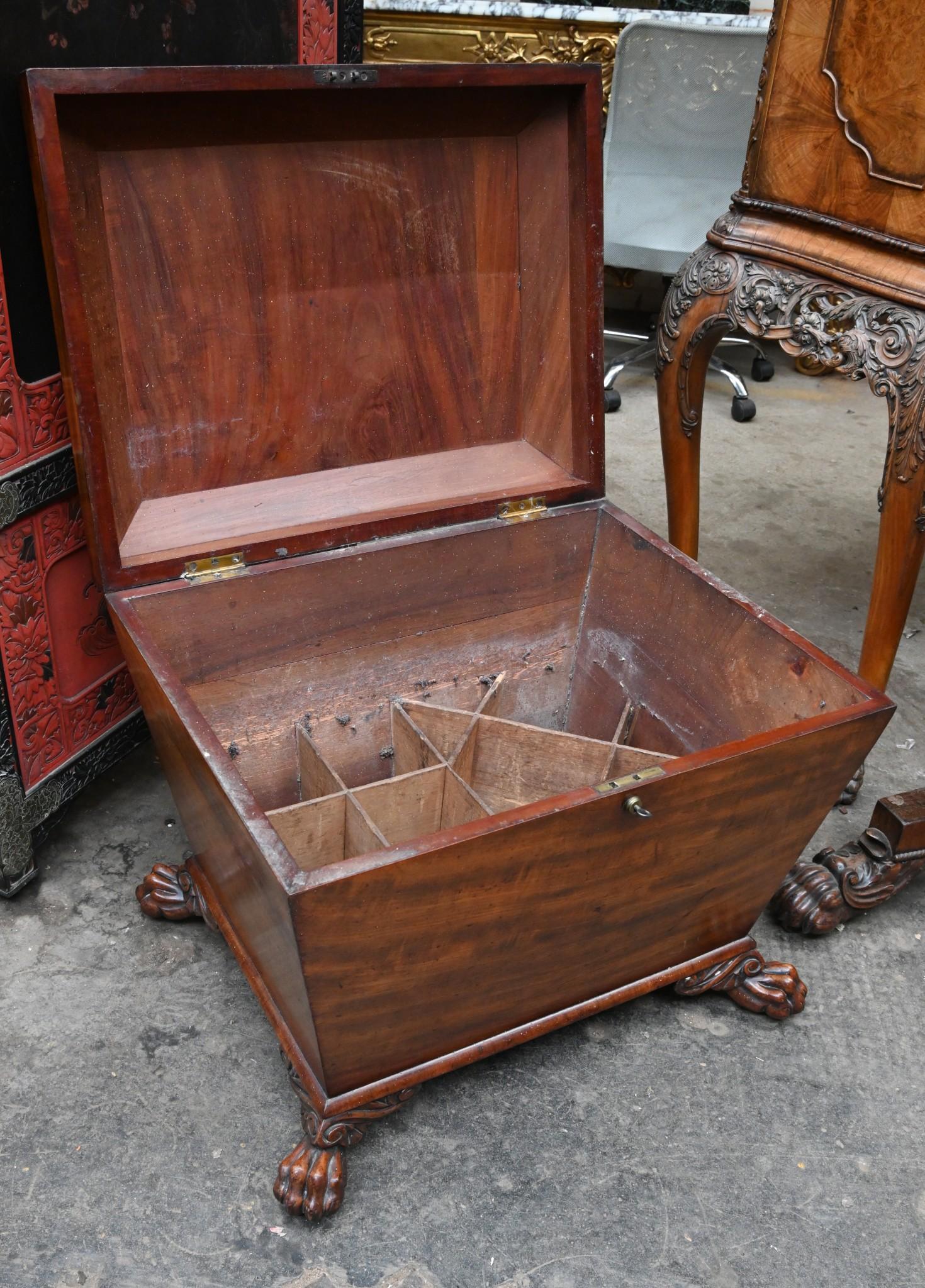 Inizio XIX secolo Cassapanca da vino Regency Sarcofago in mogano 1810 in vendita
