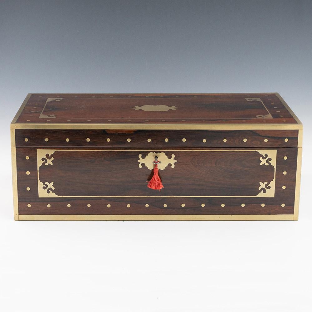 Titolo : Piano di scrittura Regency con impiallacciatura in palissandro

Data: c1810

Periodo: Reggenza

Origine : Inghilterra

Decorazione: rilegato in ottone con cartiglio vuoto al centro. Interno con pendenza rilegata in pelle con scomparti sotto
