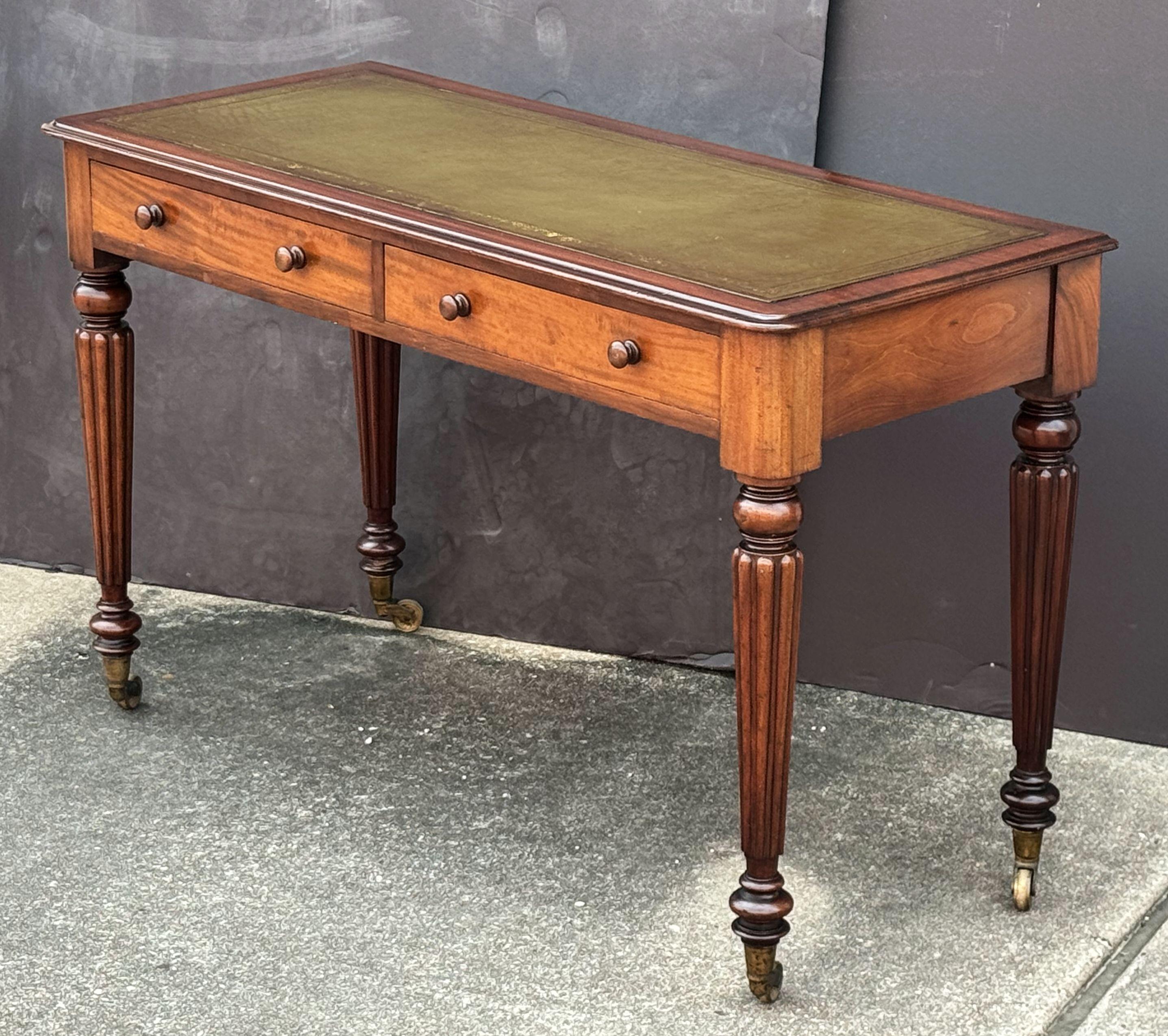 Regency-Schreibtisch oder Schreibtisch aus Mahagoni mit Lederplatte aus England (Intarsie) im Angebot