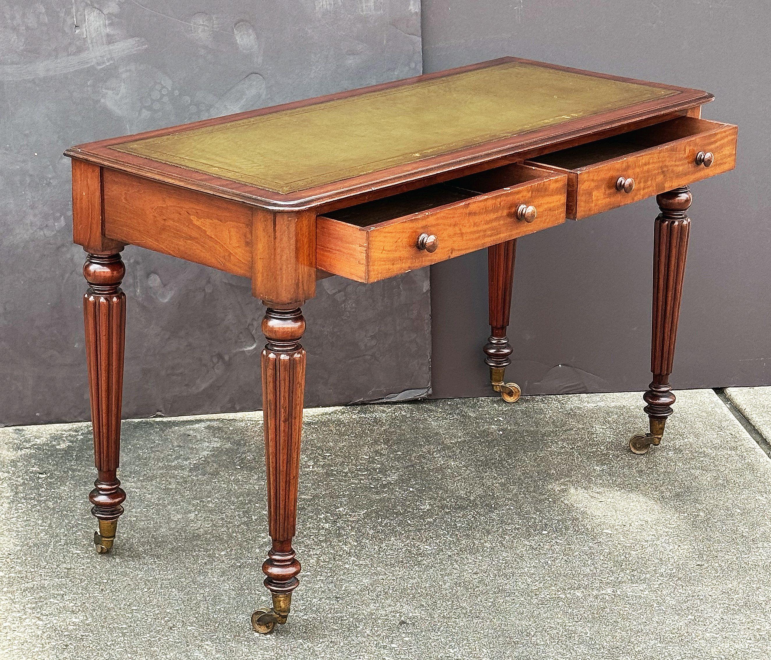 Regency-Schreibtisch oder Schreibtisch aus Mahagoni mit Lederplatte aus England im Zustand „Gut“ im Angebot in Austin, TX