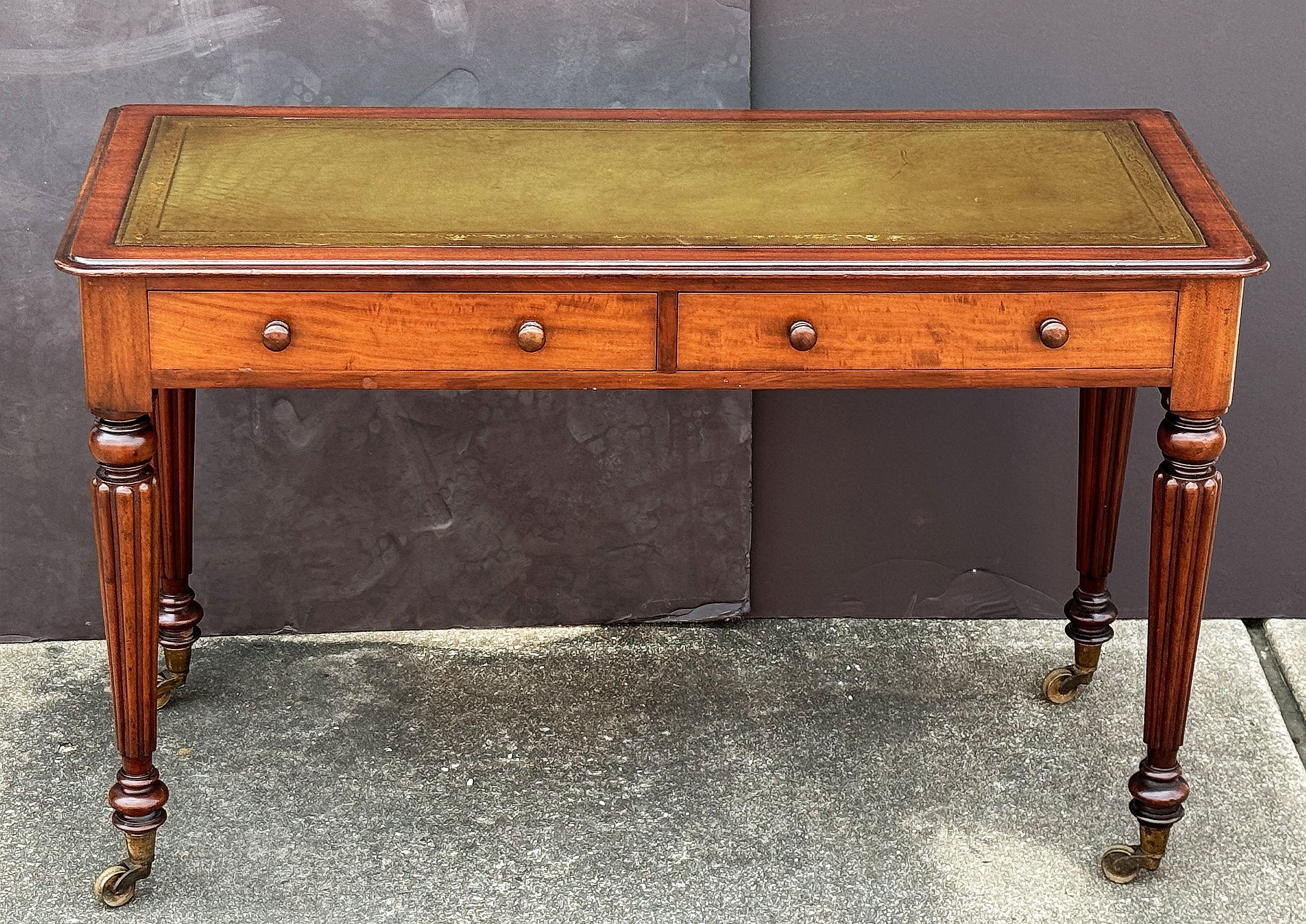 Regency-Schreibtisch oder Schreibtisch aus Mahagoni mit Lederplatte aus England (19. Jahrhundert) im Angebot