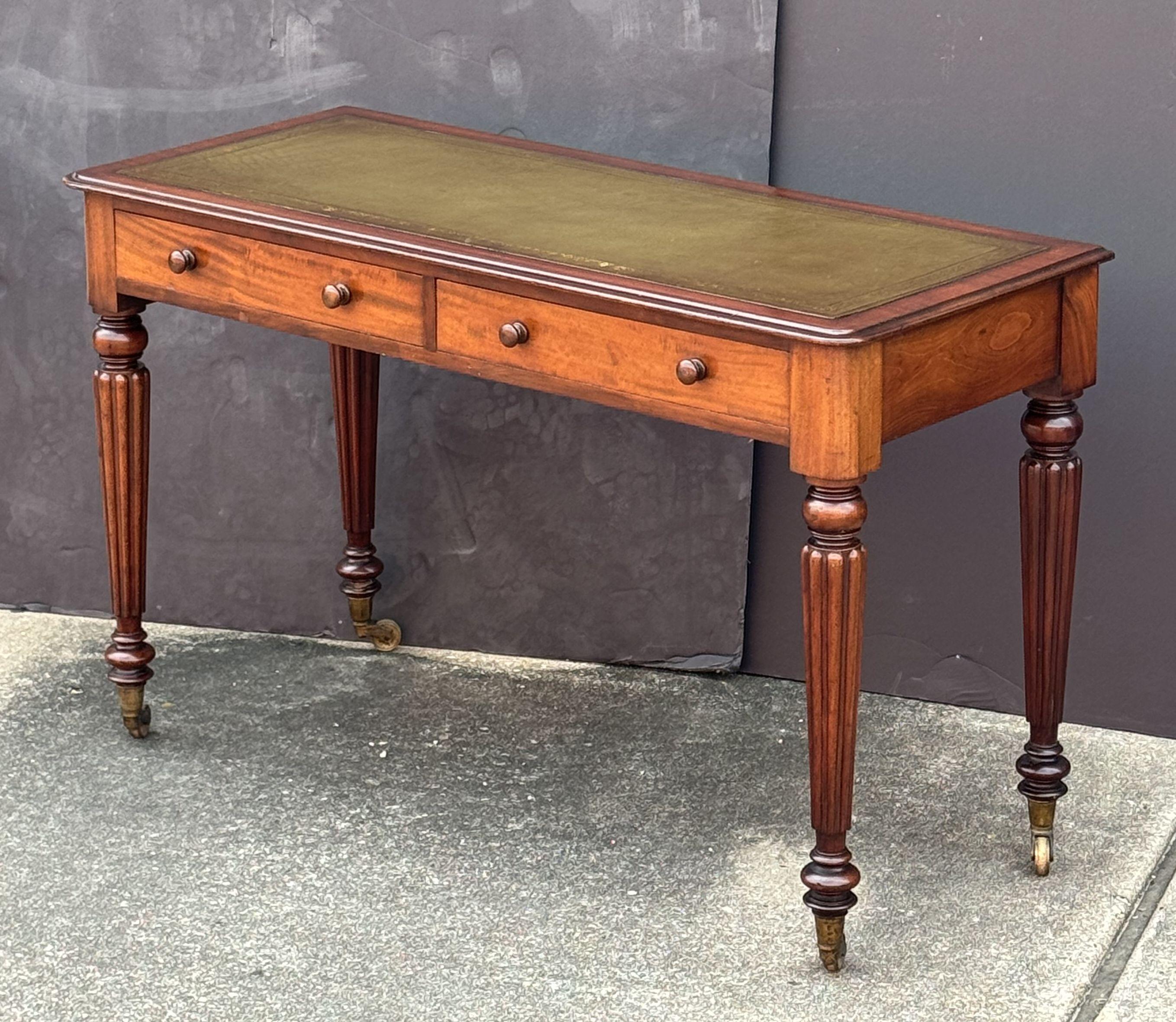 Regency-Schreibtisch oder Schreibtisch aus Mahagoni mit Lederplatte aus England (Metall) im Angebot