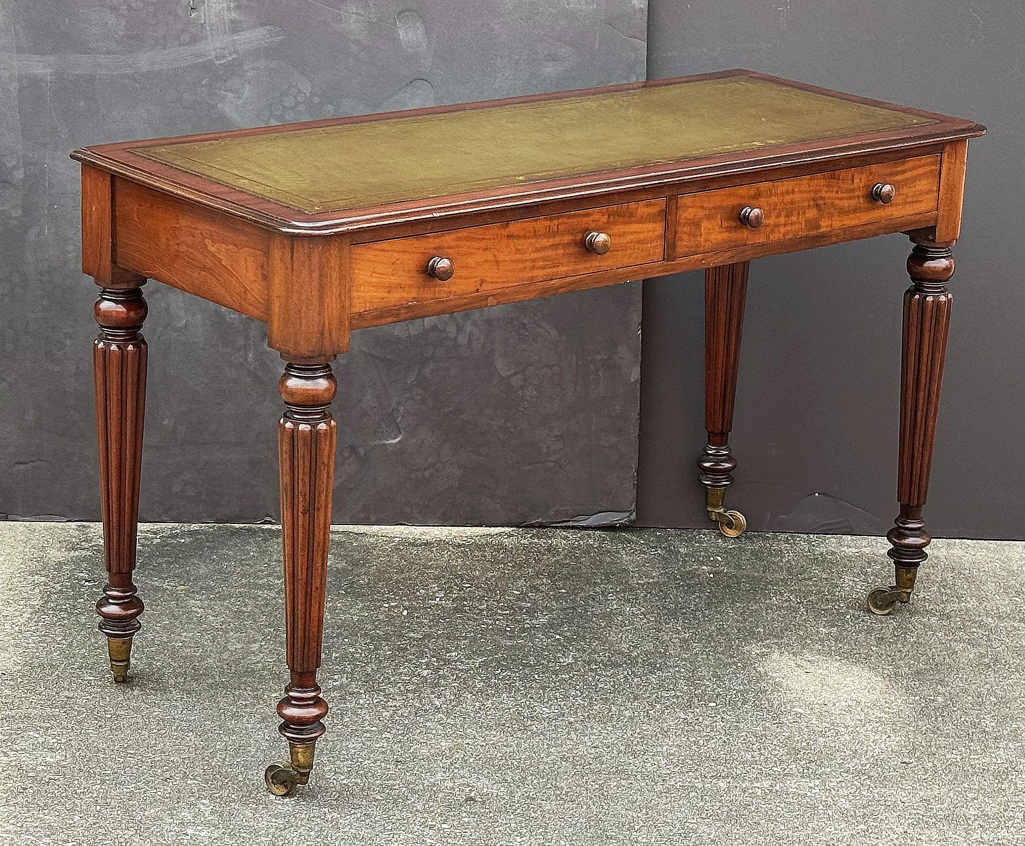 Regency-Schreibtisch oder Schreibtisch aus Mahagoni mit Lederplatte aus England im Angebot 2