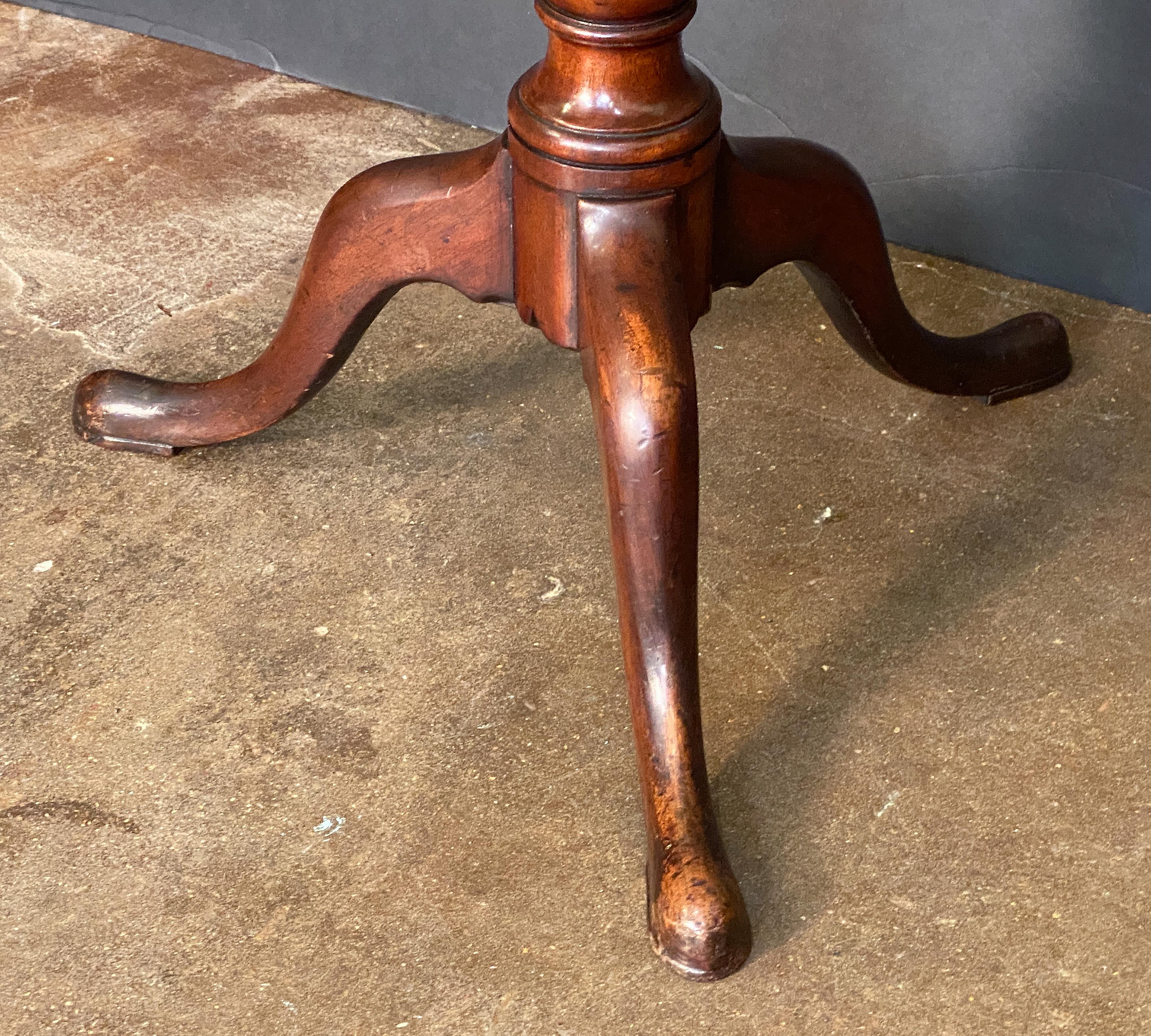 Regency Writing Table or Side Table of Mahogany on Pedestal Base from England For Sale 4