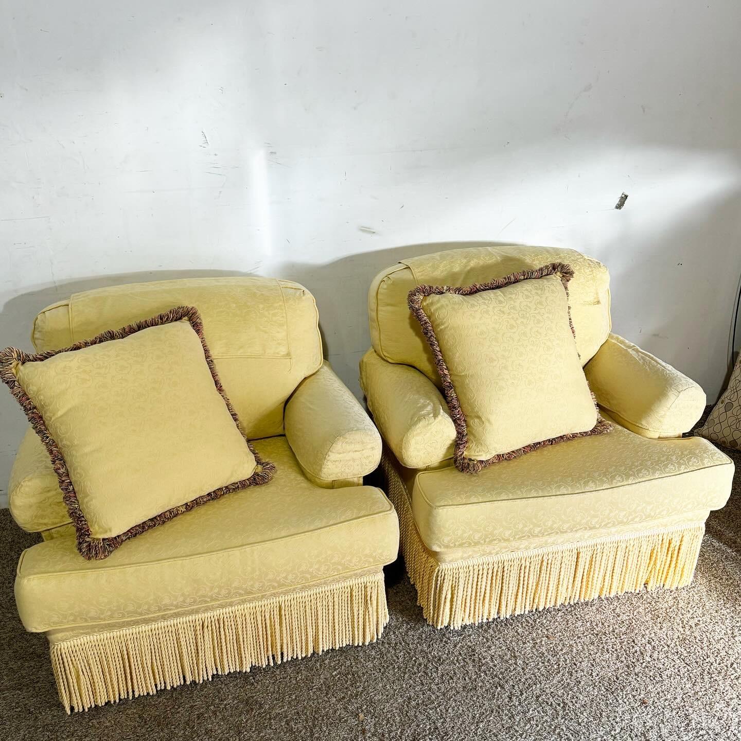 Introduisez une touche d'élégance et de dynamisme dans votre intérieur avec les chaises à bras en tissu Regency Yellow, accompagnées de coussins et de housses assortis. Ces fauteuils sont recouverts d'un tissu jaune vif qui illumine instantanément