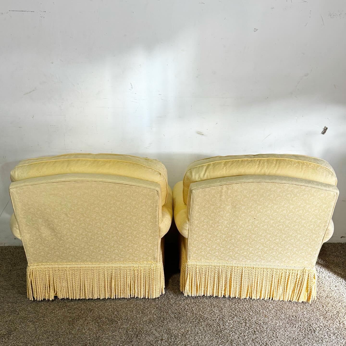 Américain Paire de fauteuils Regency en tissu jaune avec coussins et housses en vente