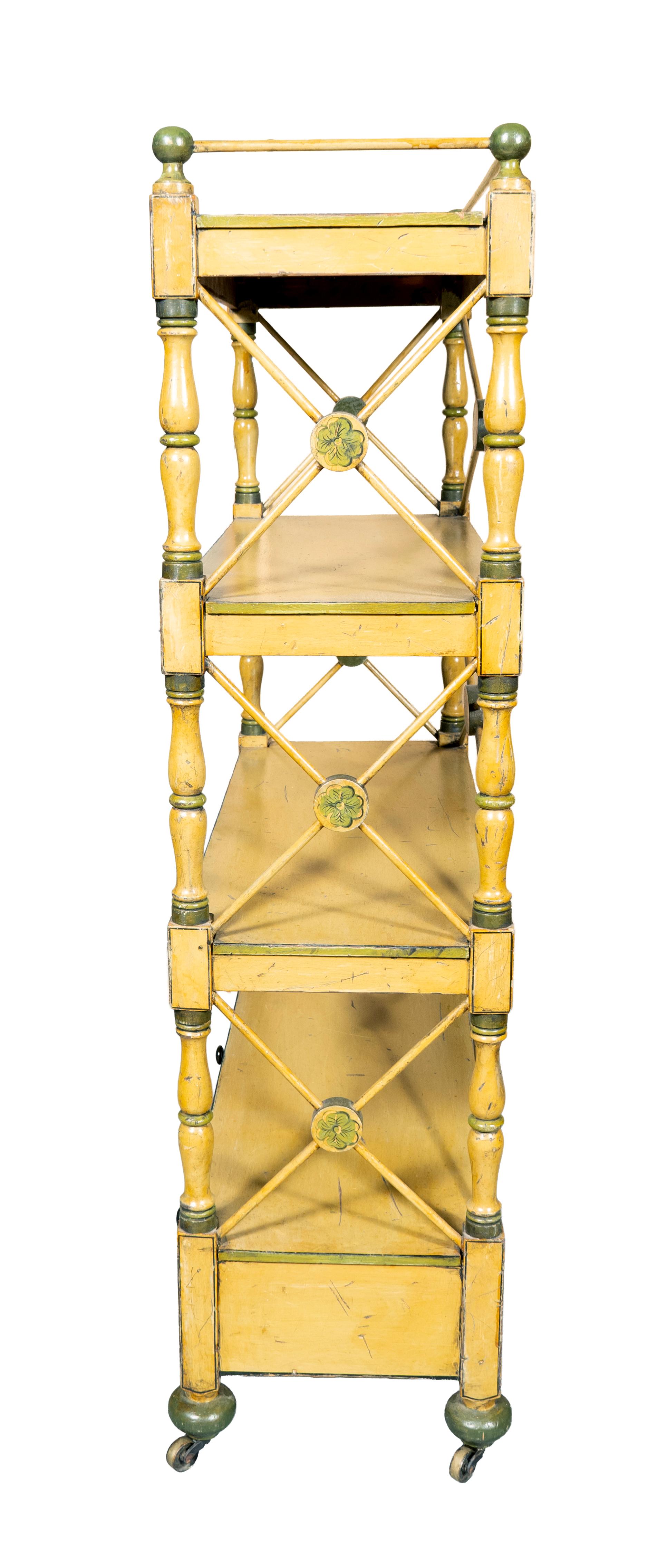 Pino Etagere dipinta in giallo Regency in vendita